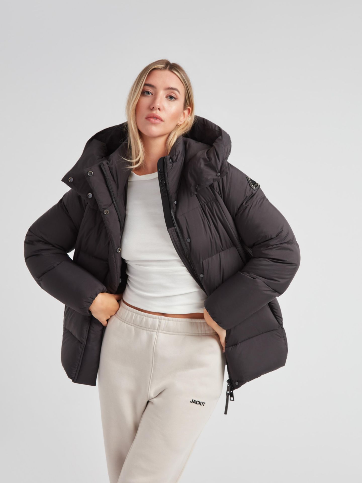 Женская куртка JACK1T Cloud Prime Hooded Down, цвет: Чёрный / Серо-бежевый — фото 7