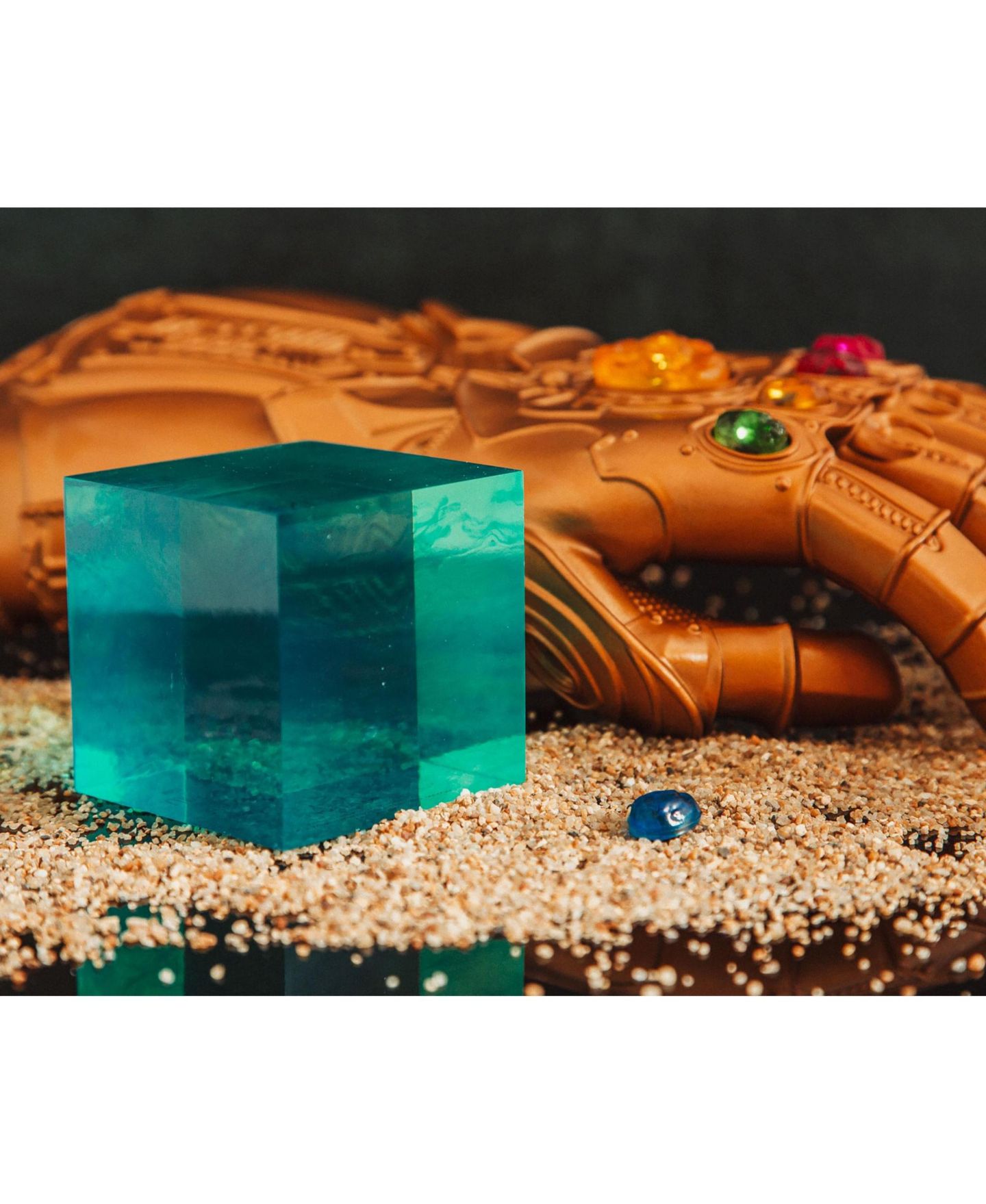 Детские фигурки Surreal Entertainment Marvel Infinity Saga 3" Tesseract Cube Prop Replica, 1-Piece, Ages 14+, цвет: Синий — фото 6