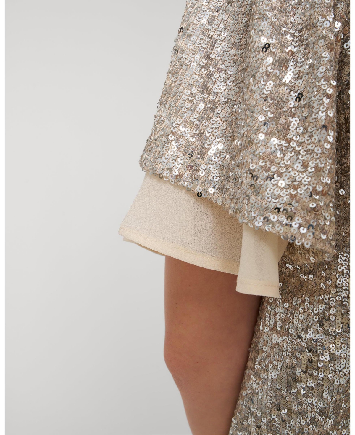 Cable & Gauge Women's Tops Tees Sequin Flutter Sleeve Top