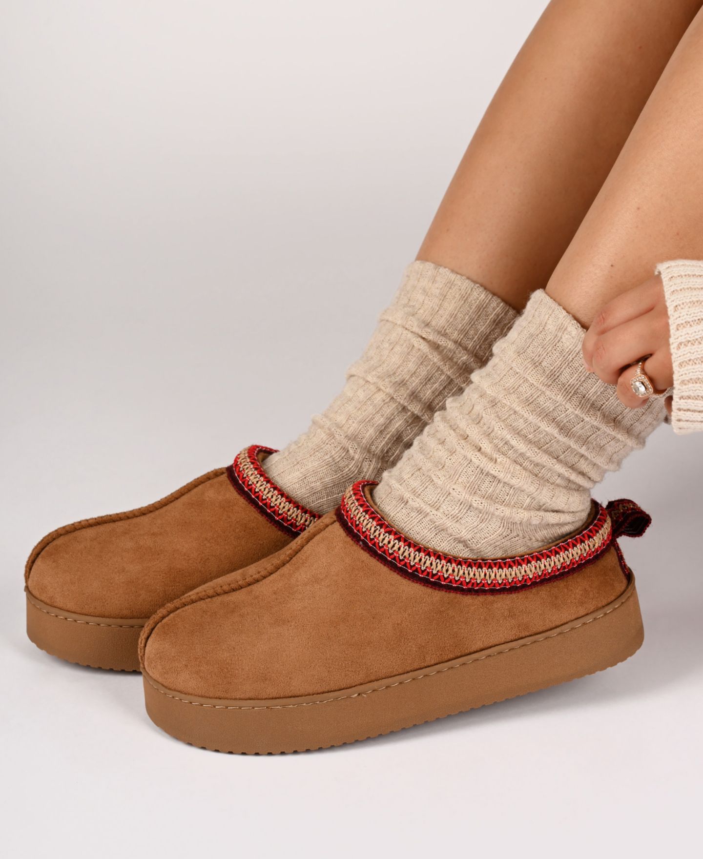 Женские сабо Journee Collection Connway Slip-On Clog Slippers, цвет: Тёмно-синий — фото 6