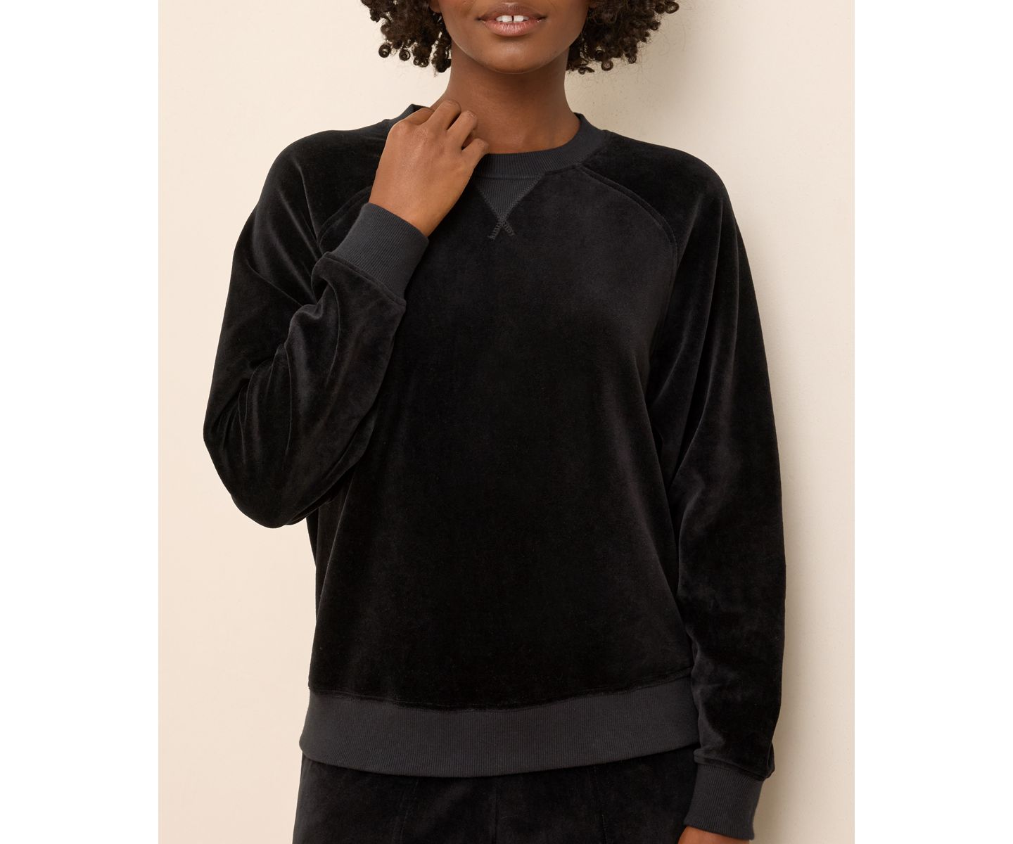 Женские толстовки Pact Cotton Velour Crew Pullover Sweatshirts., цвет: Чёрный — фото 3