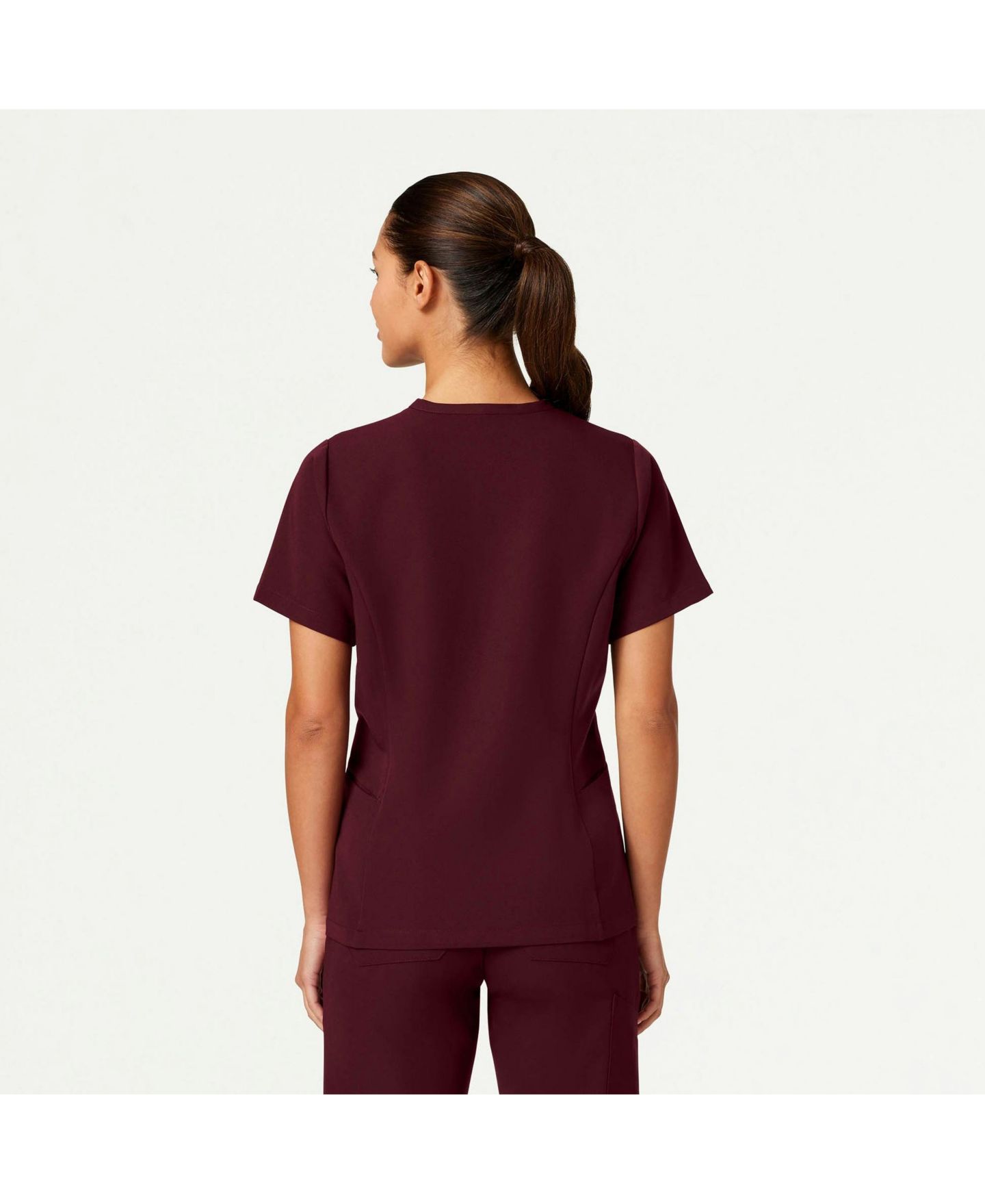 Женский топ Jaanuu Calix 2-Pocket Tailored V-Neck Scrub, цвет: Бордовый — фото 4