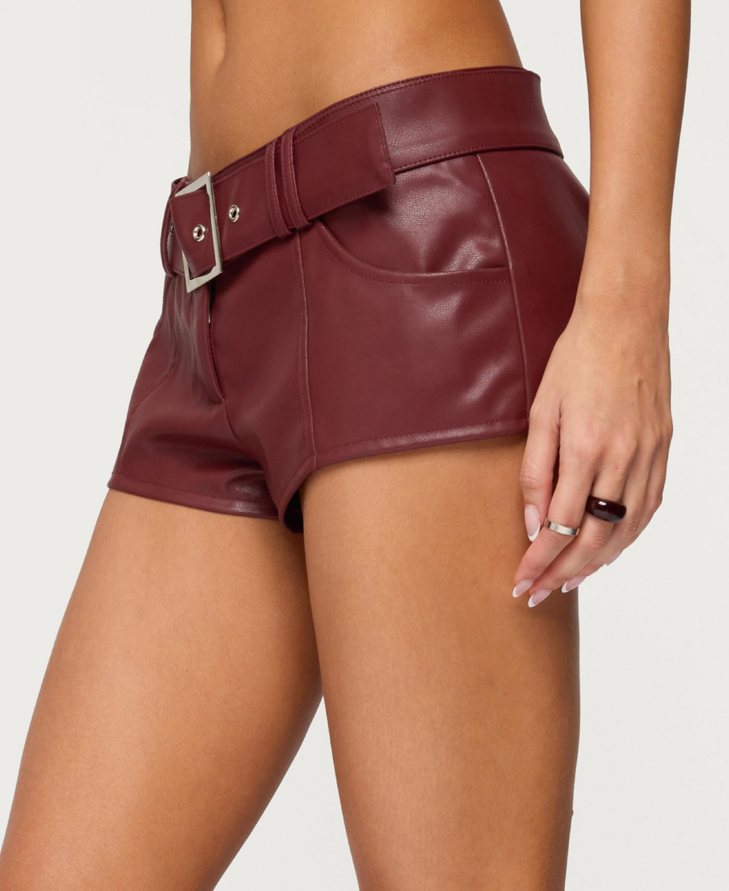 Женские шорты Edikted Alba Faux Leather, цвет: Бордовый — фото 4