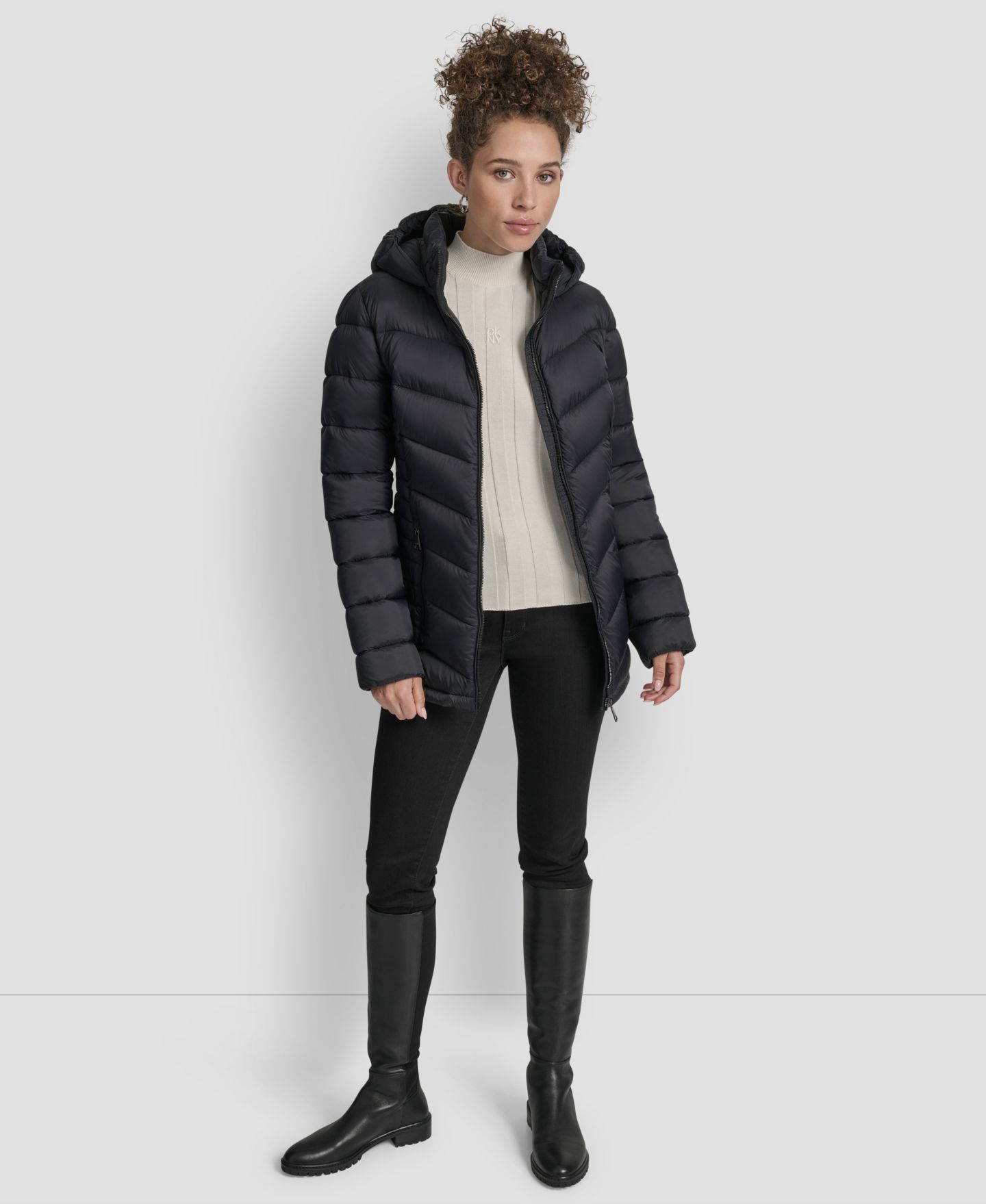 Женская куртка DKNY Chevron-Quilted Full-Zip Puffer, цвет: Чёрный — фото 2