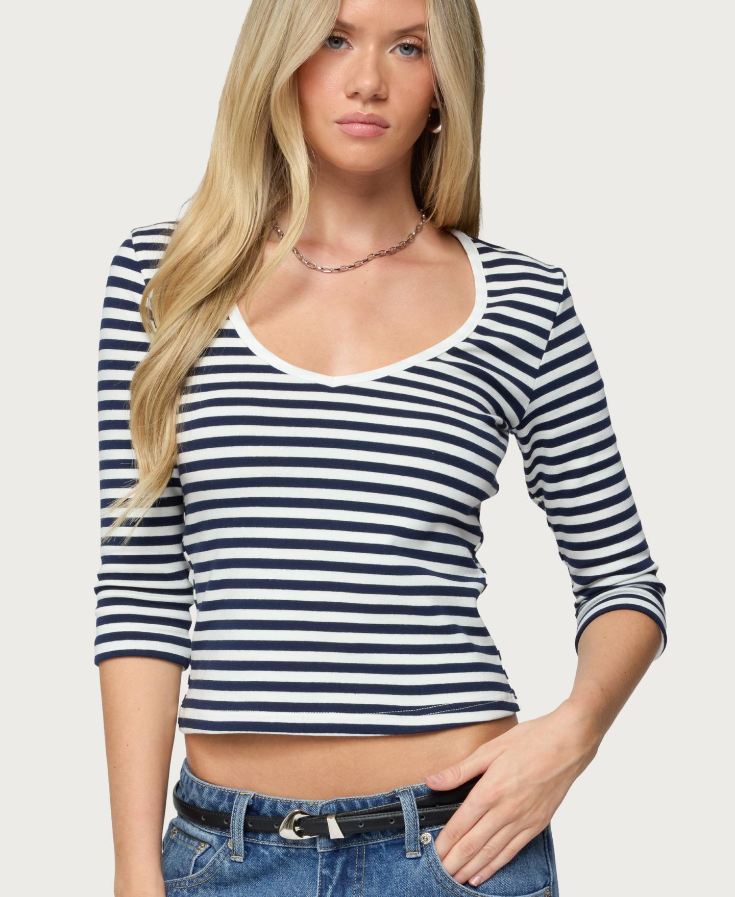 Женский топ Edikted Poppie Striped V Neck, цвет: Тёмно-синий белый — фото 1
