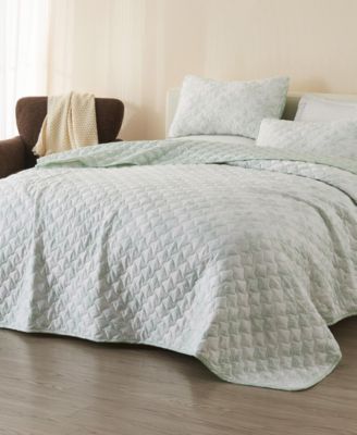 Snowflake Printed Microfiber Quilt Set with Shams