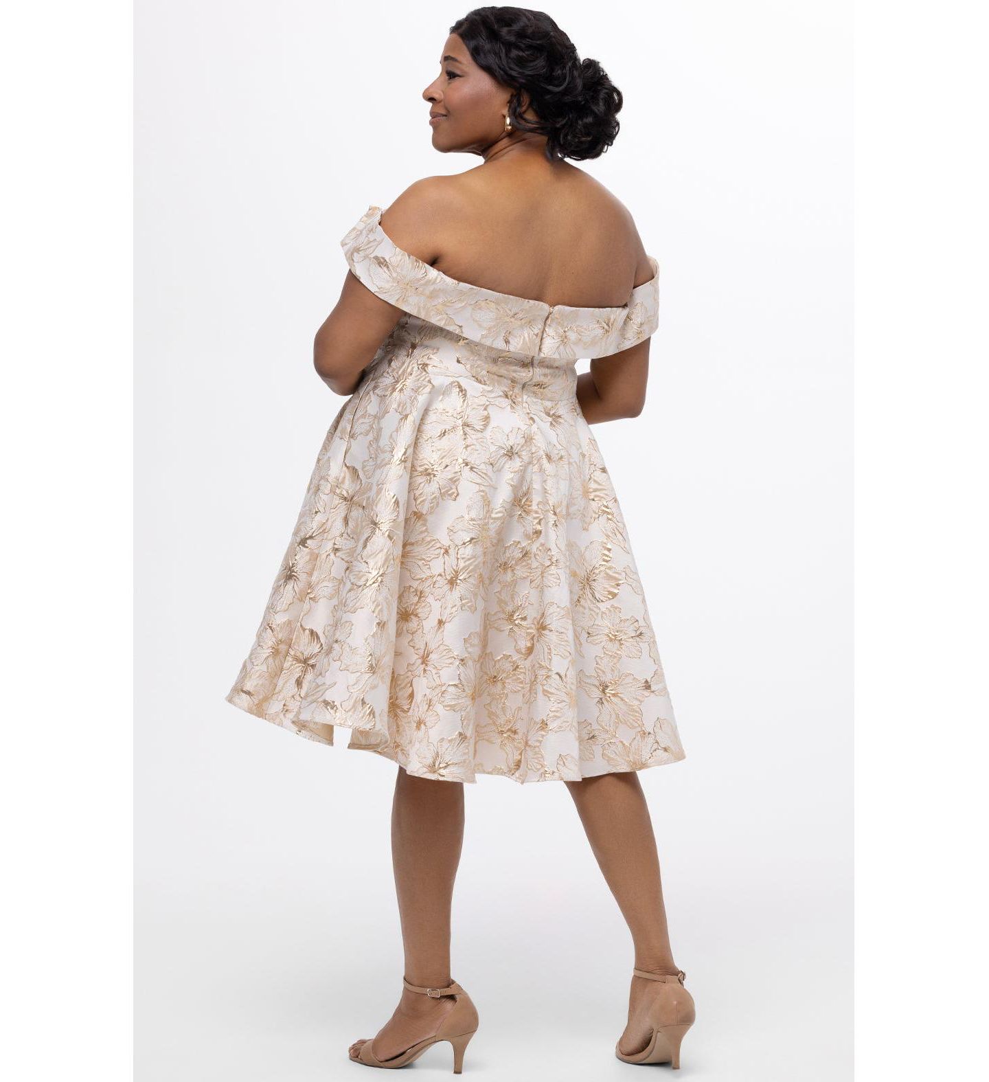 Женское платье Celebrations by Sydney's Closet Off-The-Shoulder Brocaade Party, цвет: Золотой с принтом — фото 3