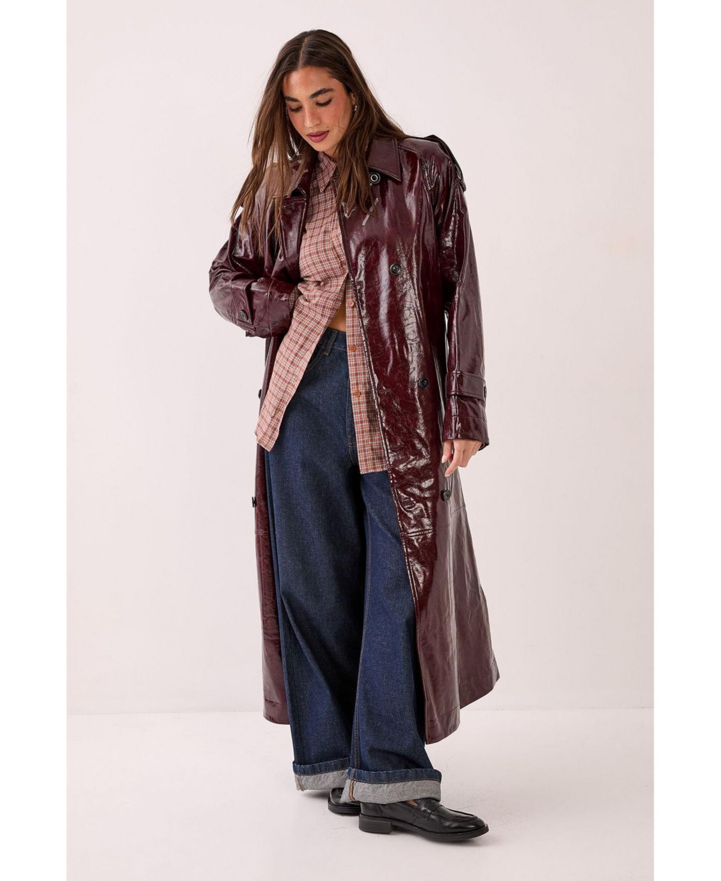 Женское пальто Nasty Gal High Shine Faux Leather Trench, цвет: Бордовый — фото 4