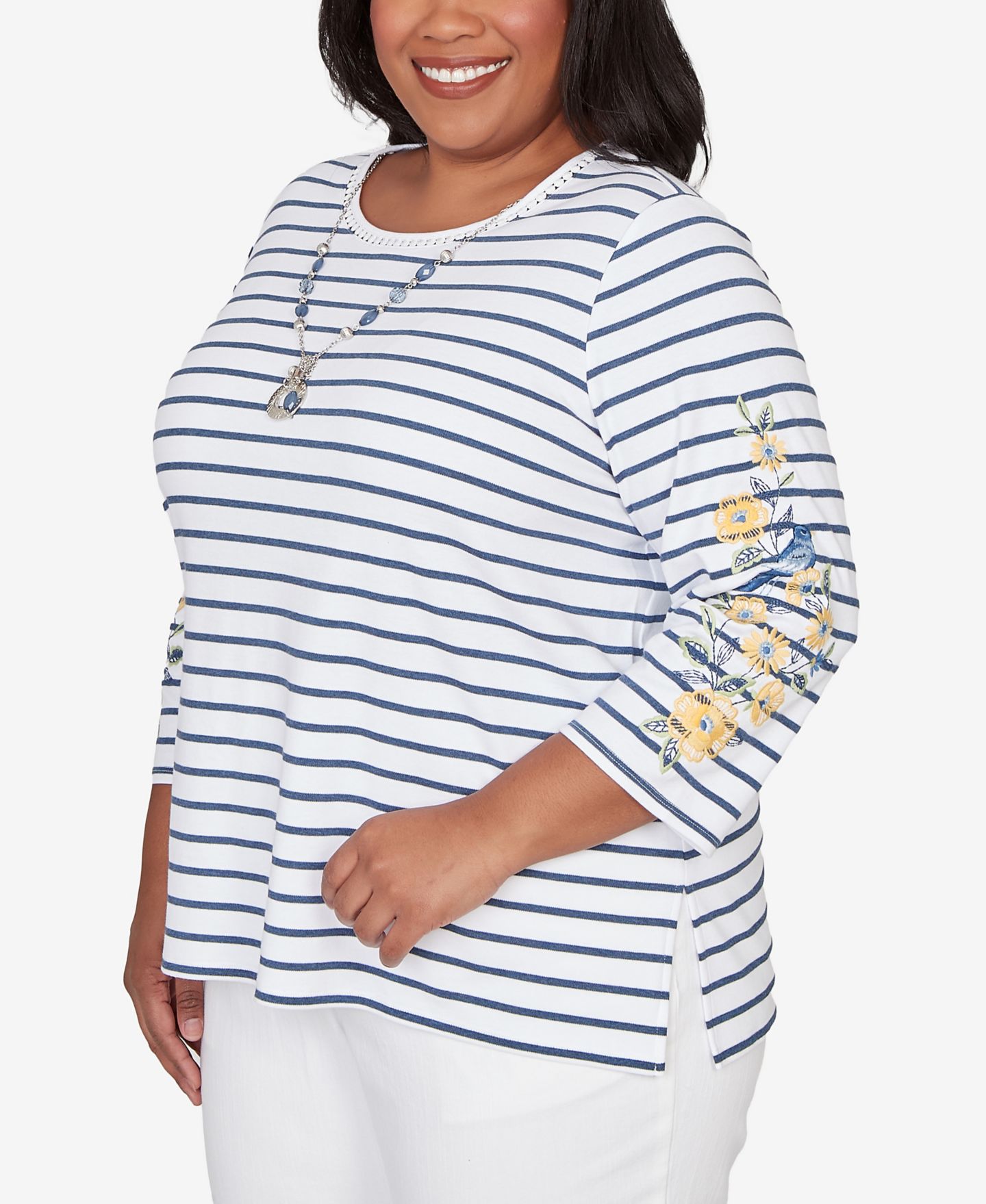 Женский топ Alfred Dunner Plus Size Classic Floral Embroidered Stripe with Necklace, цвет: Тёмно-синий — фото 2