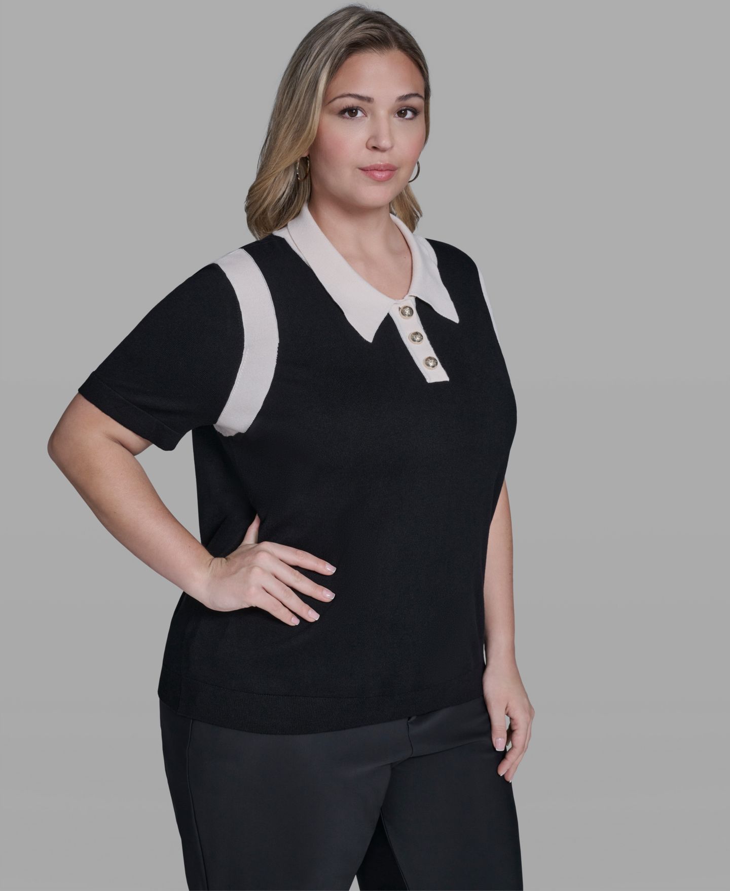 Женский свитер KARL LAGERFELD PARIS Plus Size Solid Short-Sleeve Polo Sweater, цвет: Чёрный / Бисквитный — фото 3