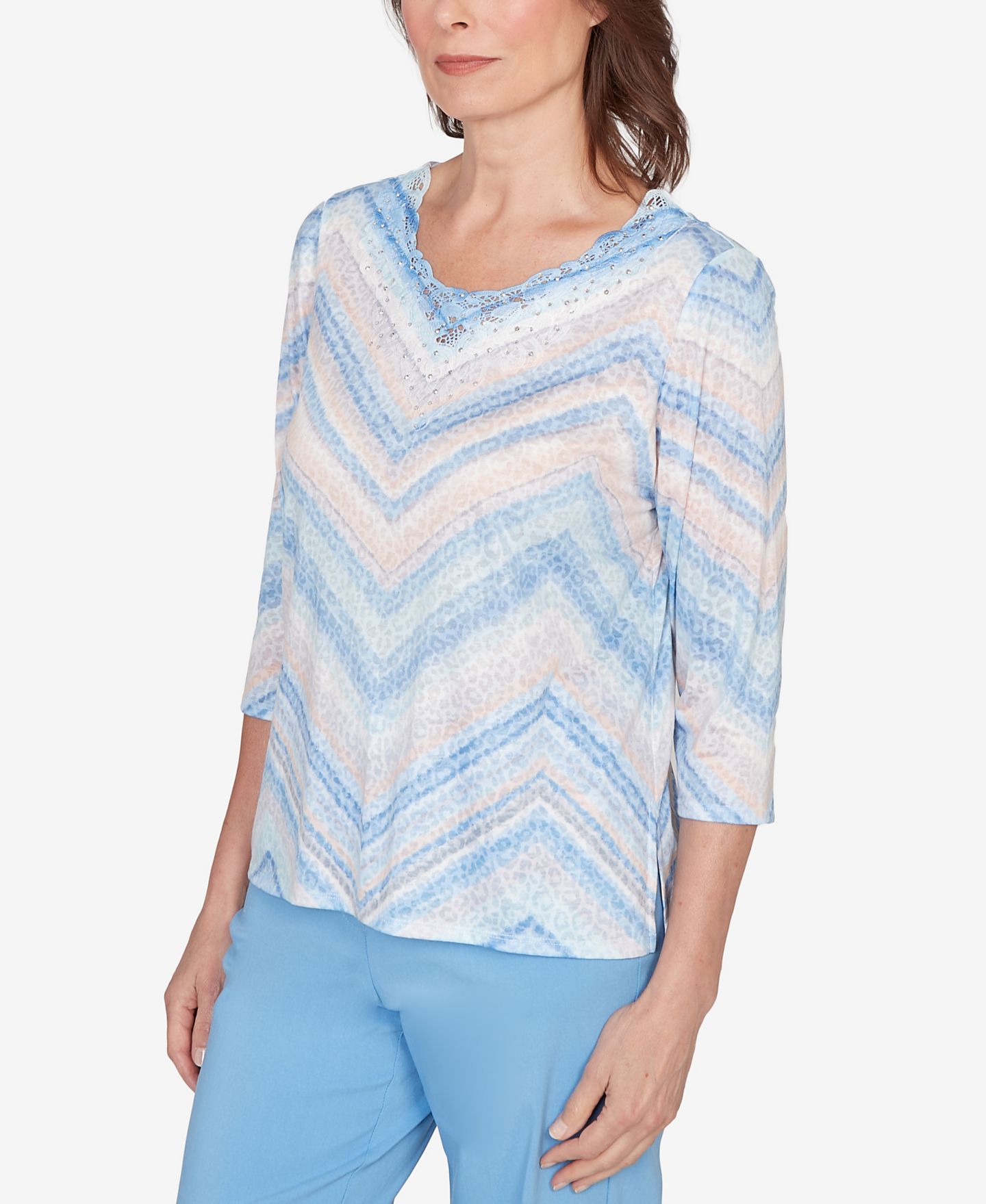 Женский топ Alfred Dunner Petite St. Augustine Chevron Print Lace Trim Crew Neck, цвет: Синий разноцветный — фото 2