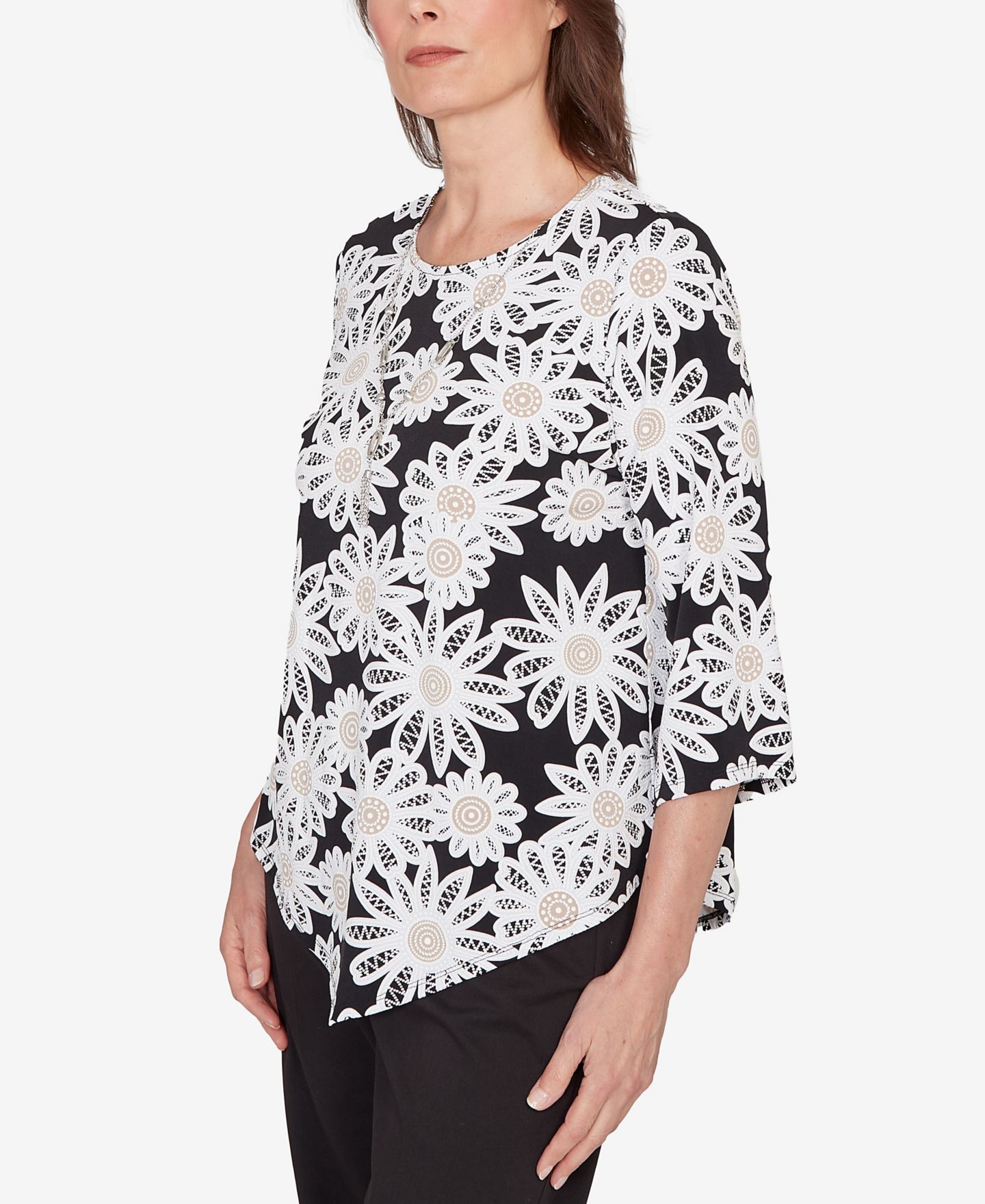 Женский топ Alfred Dunner Petite Classic Daisy Pointed Hem with Necklace, цвет: Чёрный — фото 2