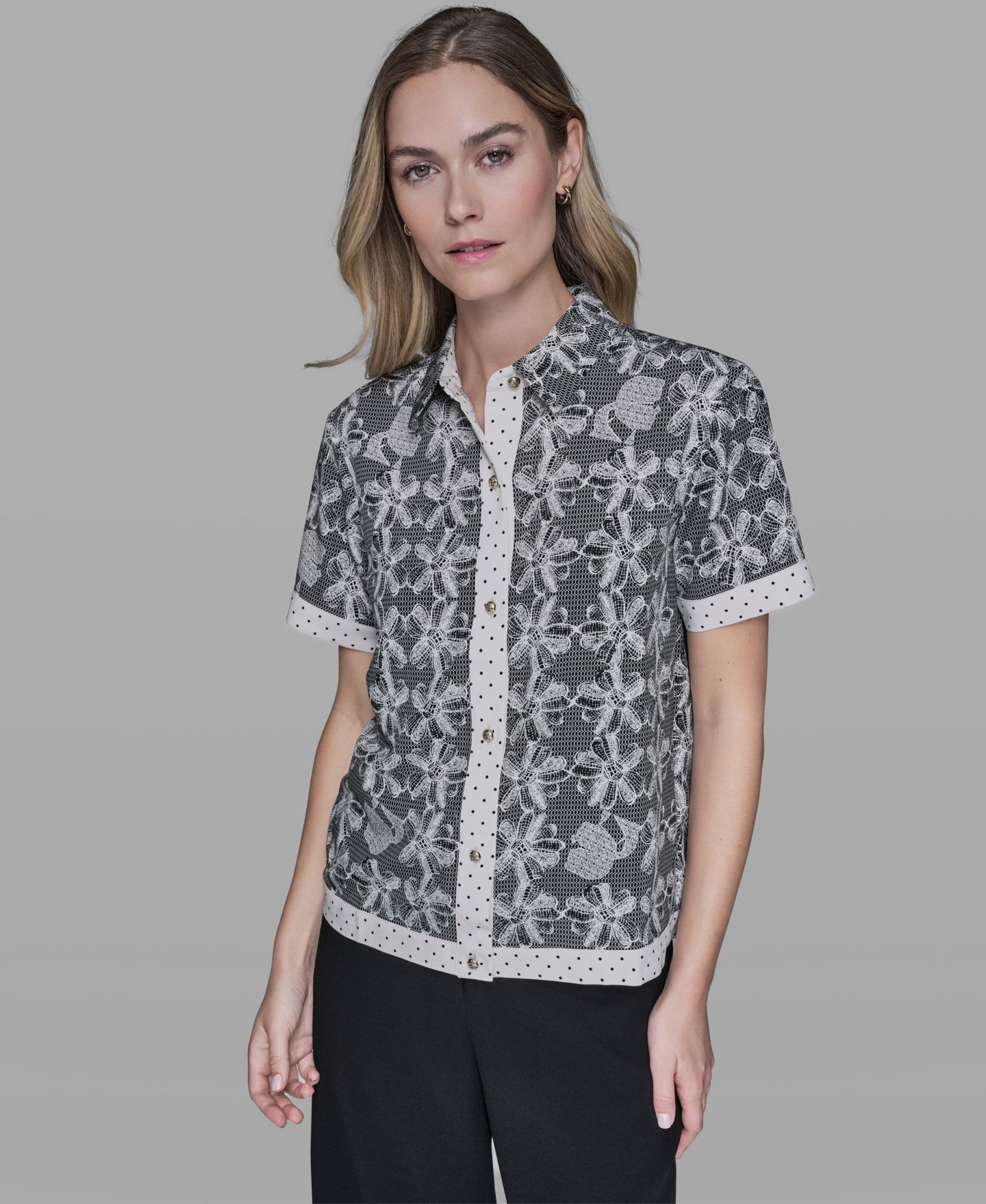 Женская рубашка KARL LAGERFELD PARIS Lace Print Detail Camp, цвет: Чёрный / Бисквитный — фото 1