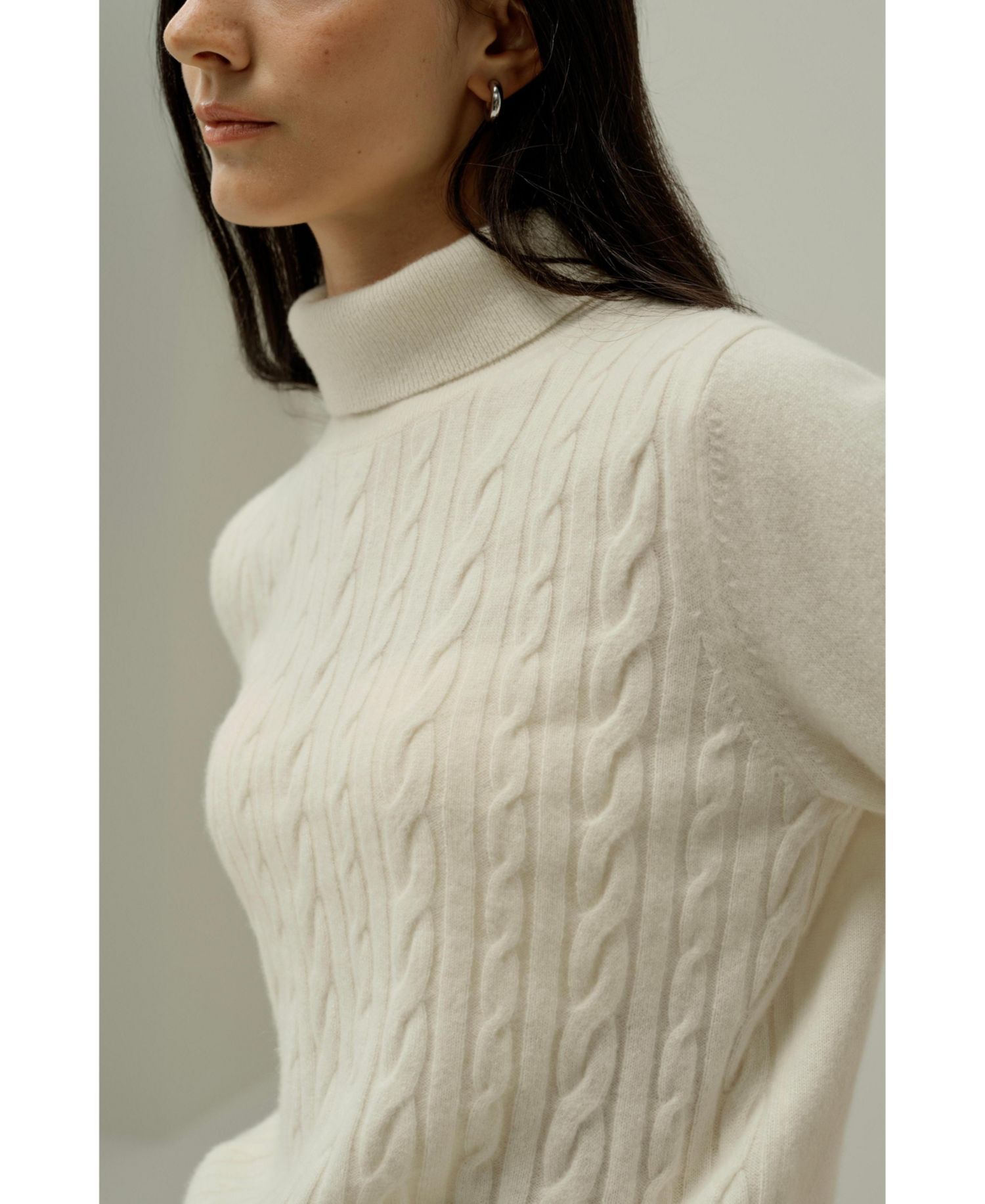 Women's Classic Cable Knit Sweater with Ribbed Edges