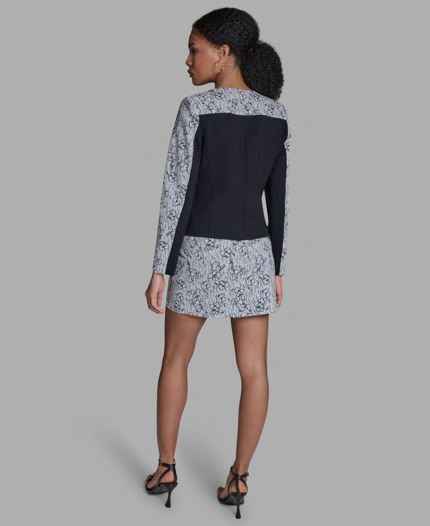 Женская куртка BCBG V-Neck Printed Wrap, цвет: Белый / Чёрный — фото 6