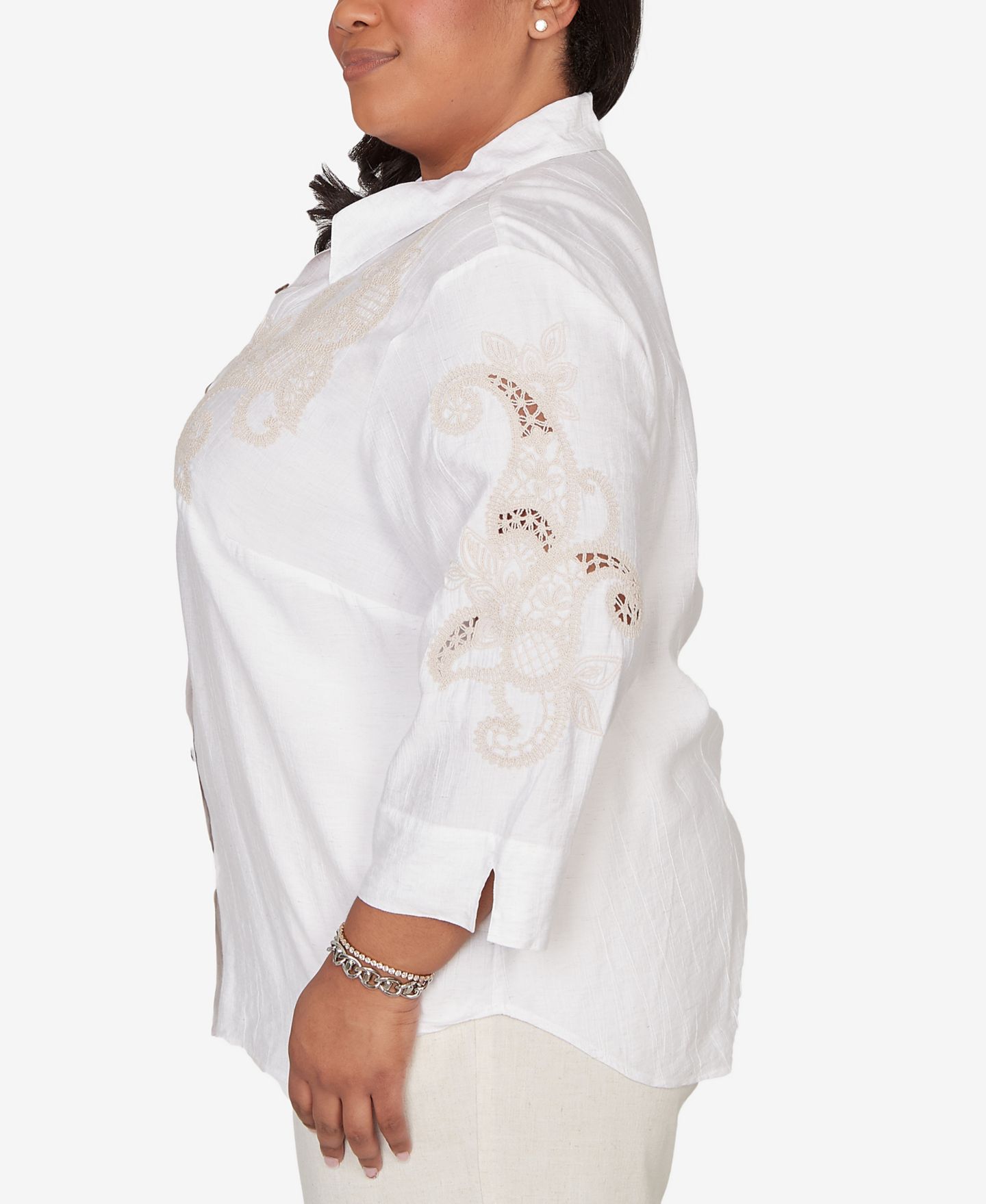 Женский топ Alfred Dunner Plus Size Natural Wonder Scroll Soutache Button-Front Closure, цвет: Белый — фото 4