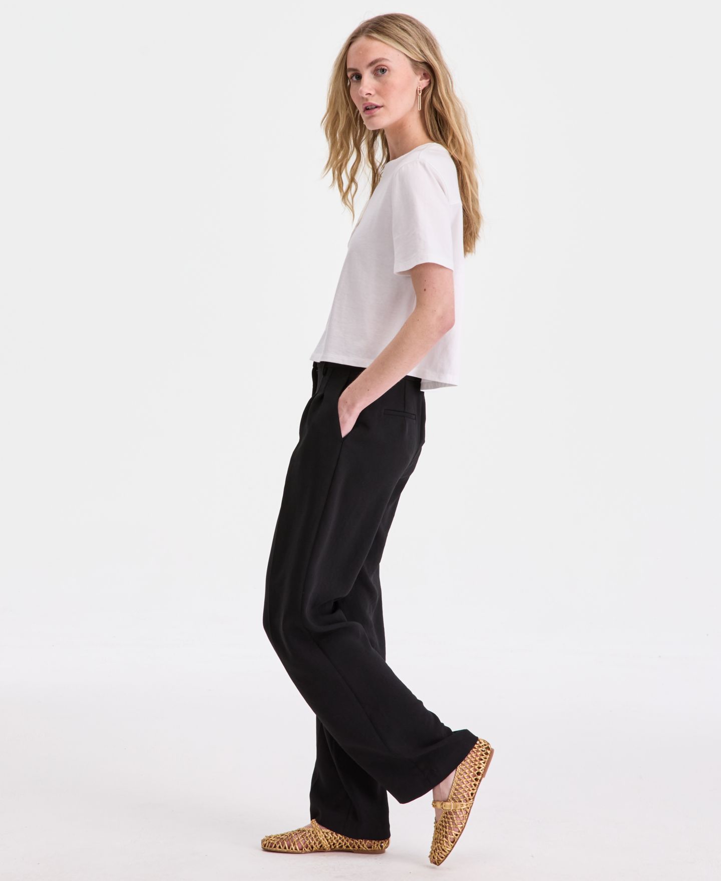 Женские брюки On 34th High-Rise Polished Crepe Pleated Wide-Leg Trousers, цвет: Глубокий чёрный — фото 3