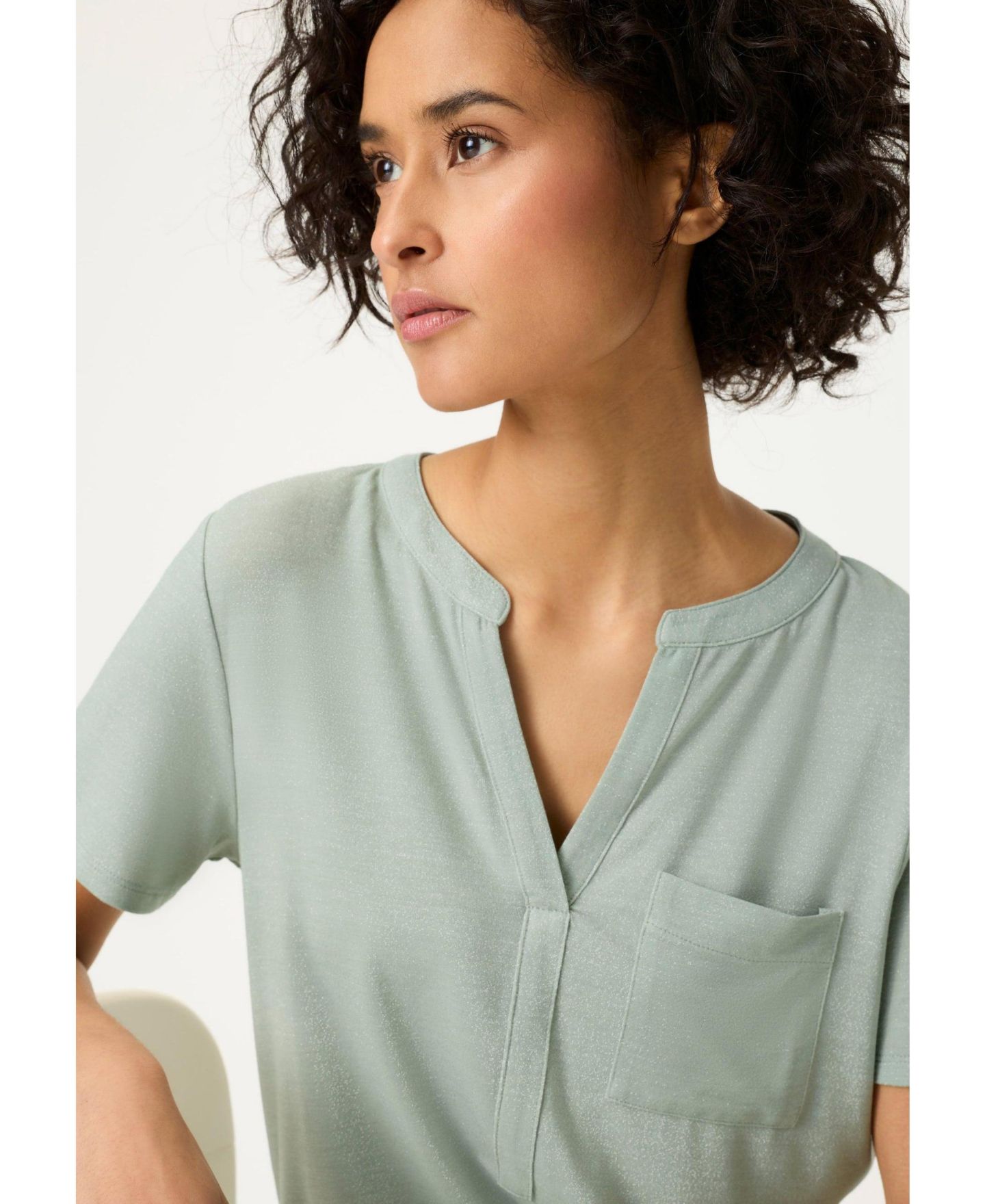Женская футболка Olsen Shimmer Split Neck, цвет: Зелёный — фото 4
