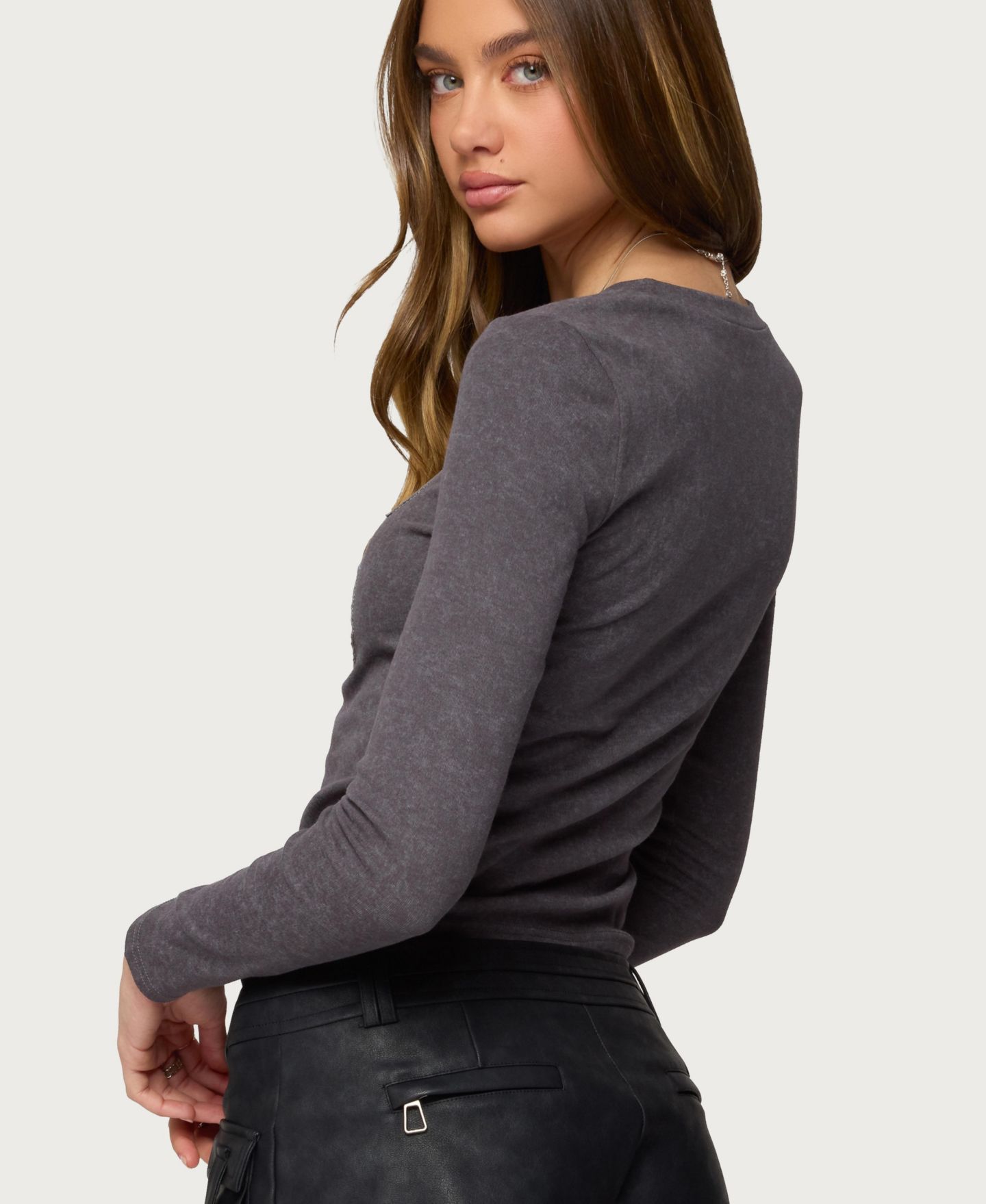 Женская футболка Edikted Kaisley 76 Long Sleeve, цвет: Тёмный серый — фото 2