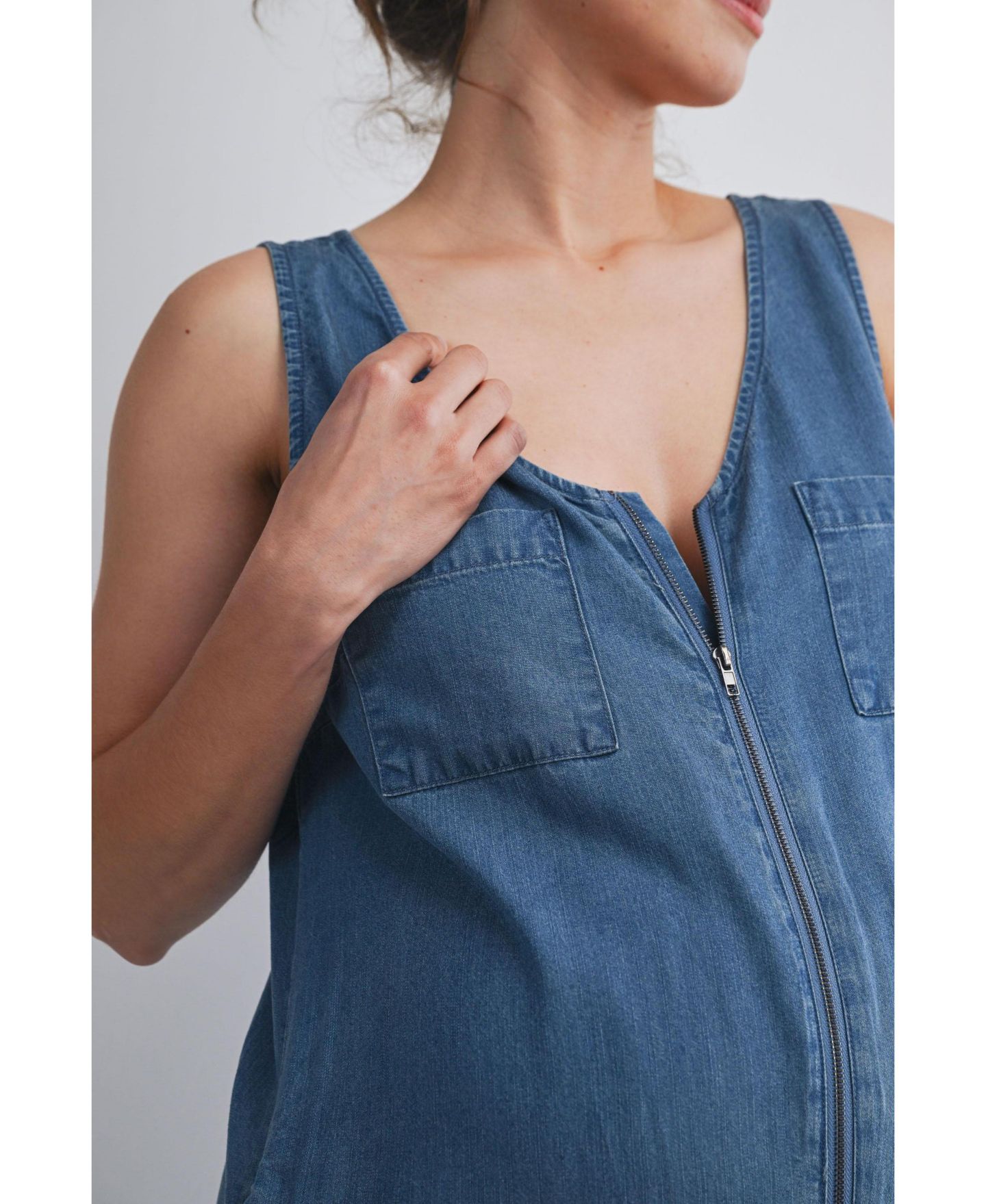 Женский комбинезон Hello Miz Maternity Front Zip Sleeveless Jumpsuit Nursing Friendly, цвет: Джинсовый — фото 4
