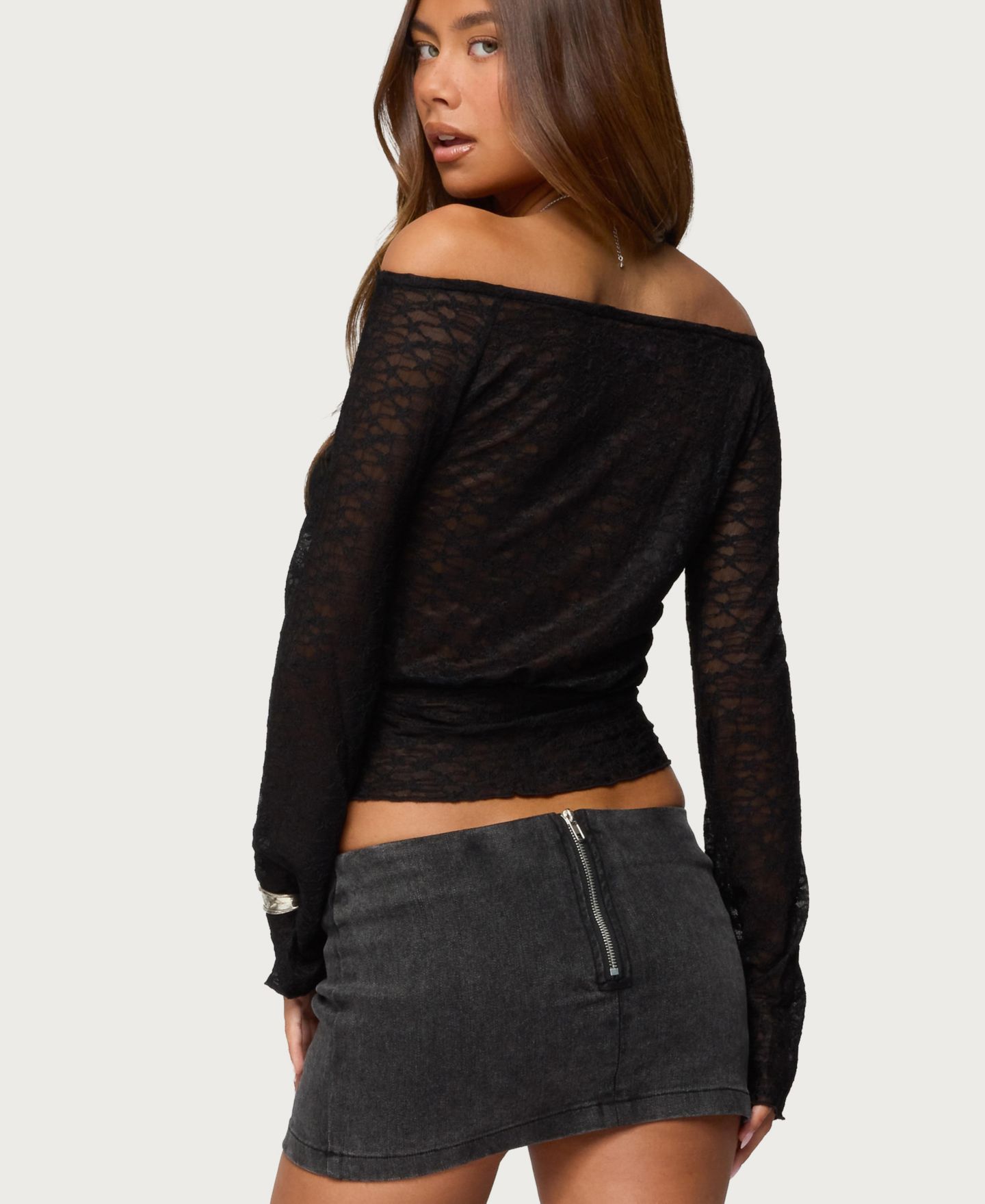 Женский топ Edikted Alef Sheer Lace Off Shoulder, цвет: Чёрный — фото 2
