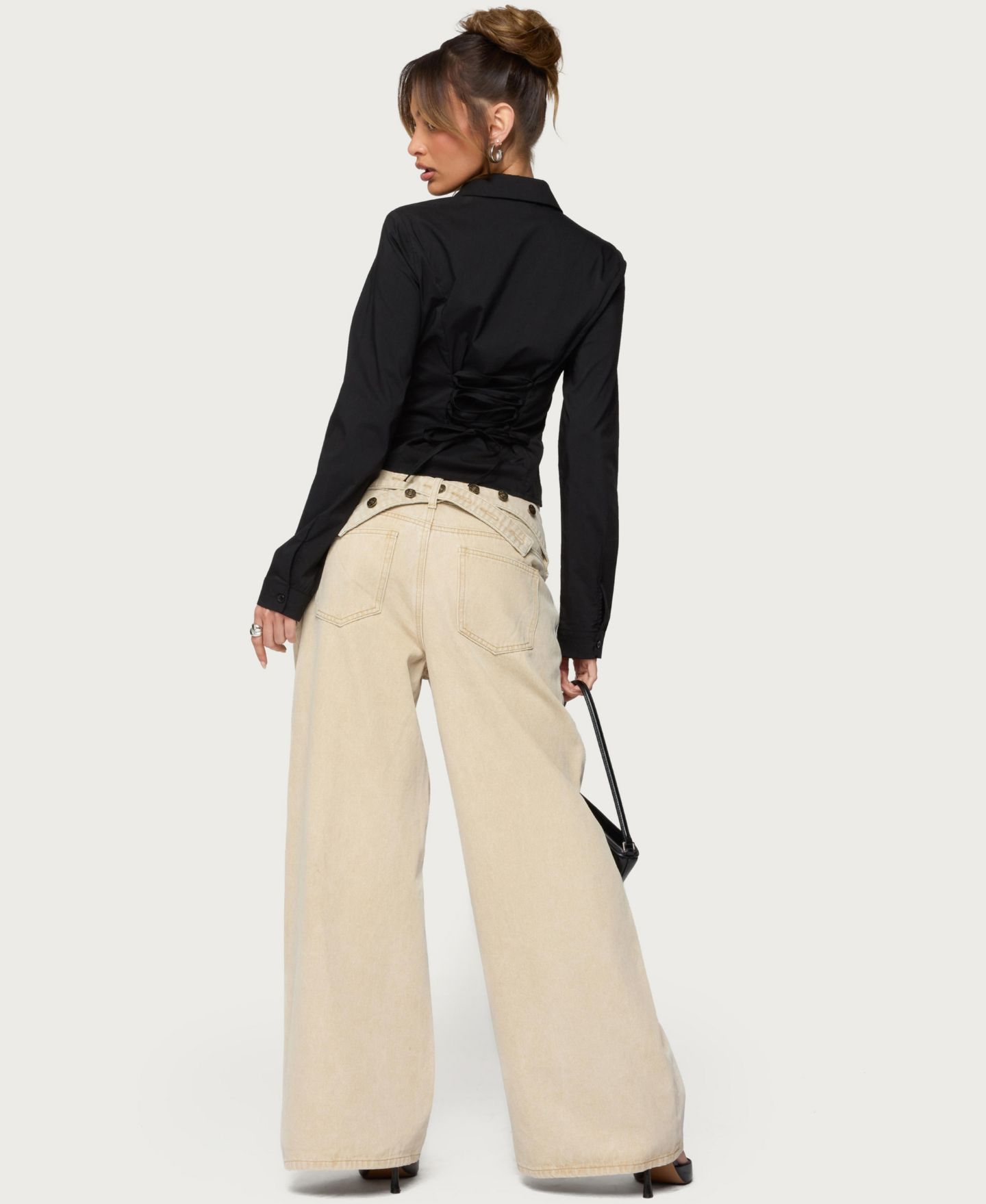 Женские джинсы Edikted Buttoned Belt Low Rise Baggy, цвет: Бежевый — фото 3