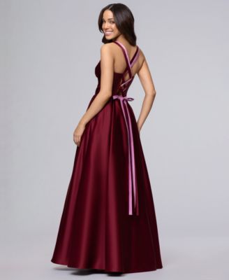 Juniors' Sweetheart Neck Gown
