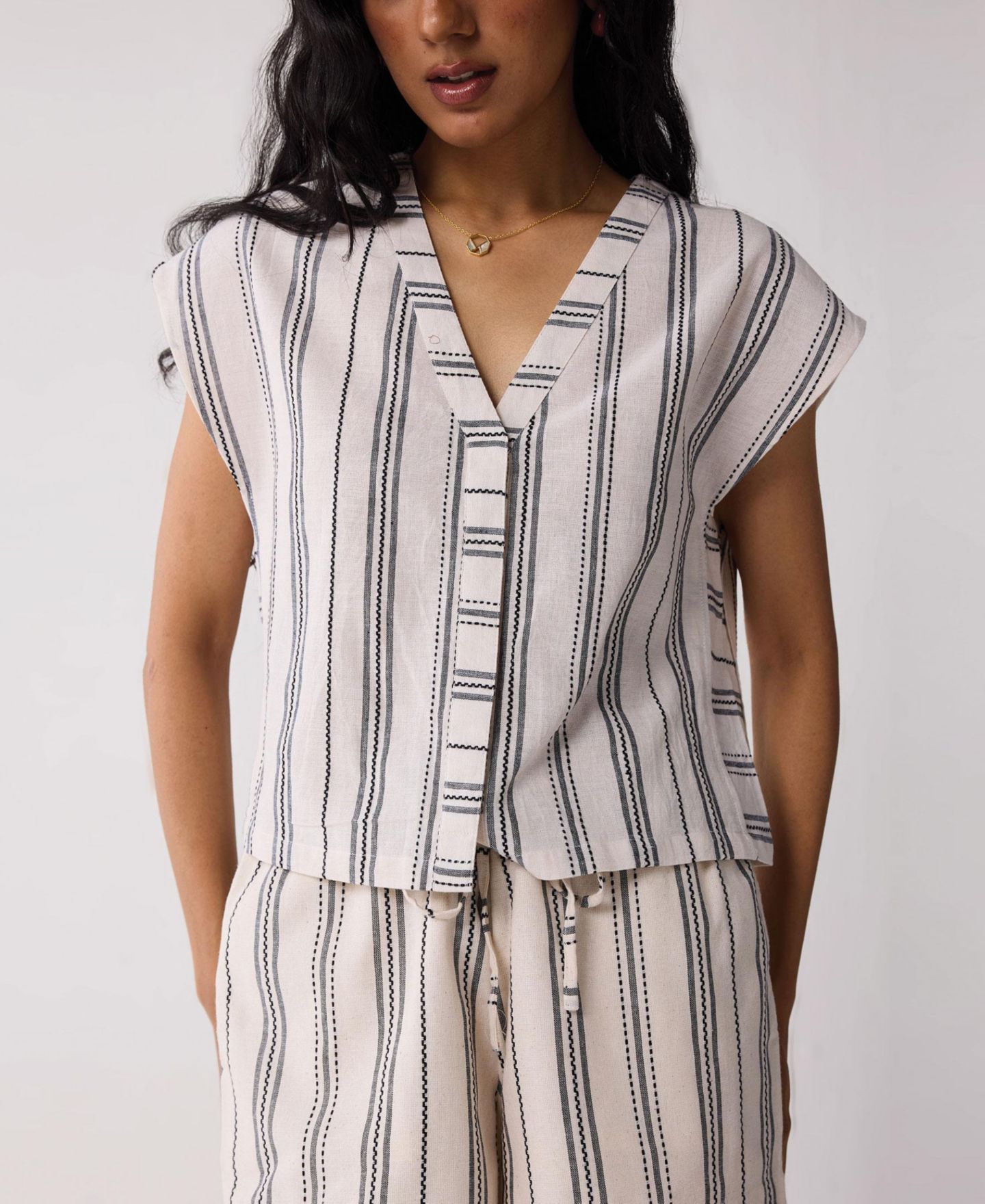 Женский топ Reistor Relaxed V-neck in Stripes, цвет: Холщовый — фото 7