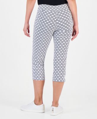 Petite Rivet-Trim Pull-On Capri Pants