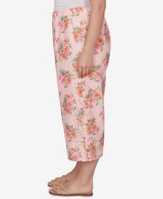 Plus Size Floral Eyelet Pull-On Capri Pants