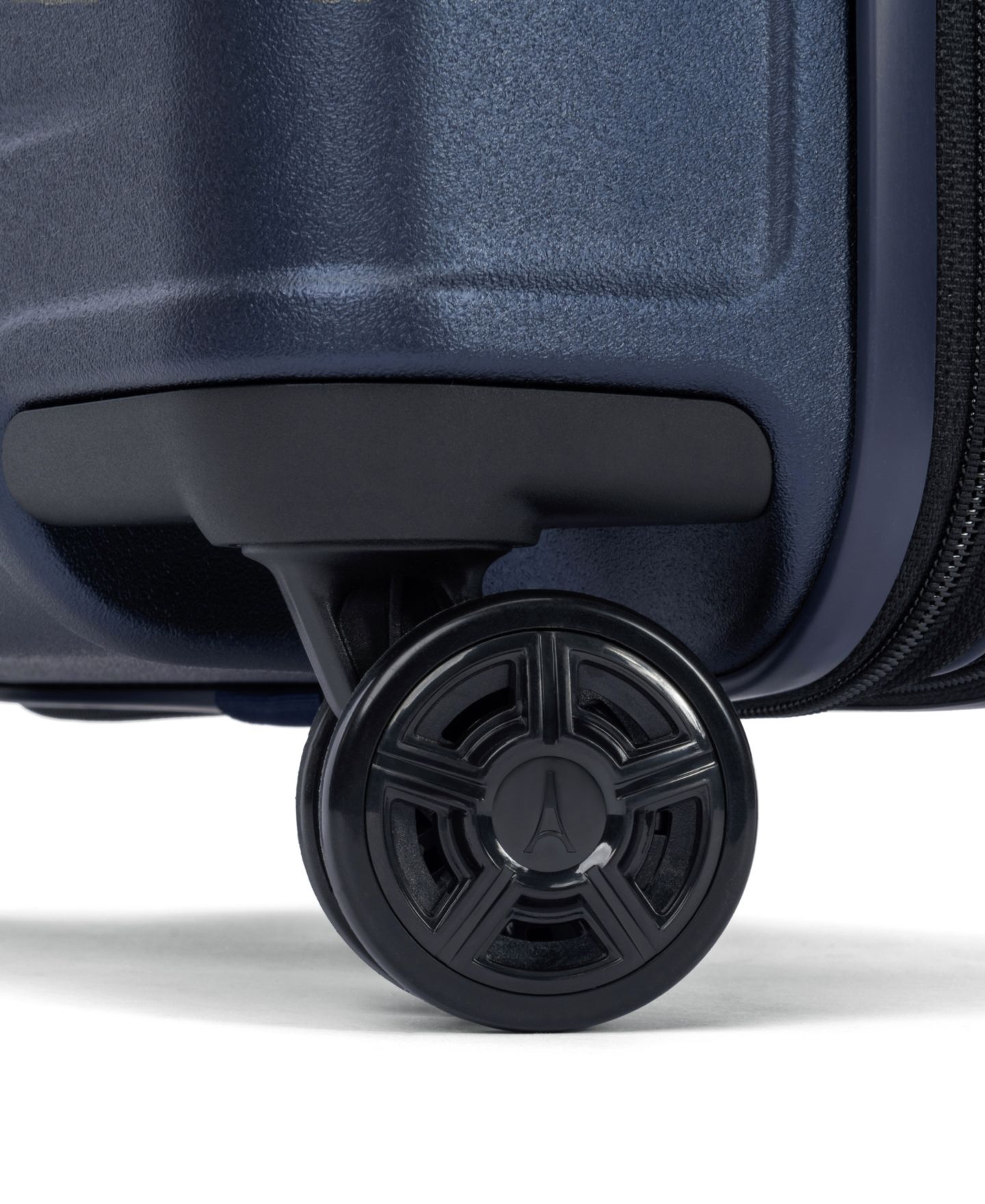 Чемодан Travelpro Platinum Elite Hardside Carry-On Spinner, цвет: Тёмно-синий — фото 12
