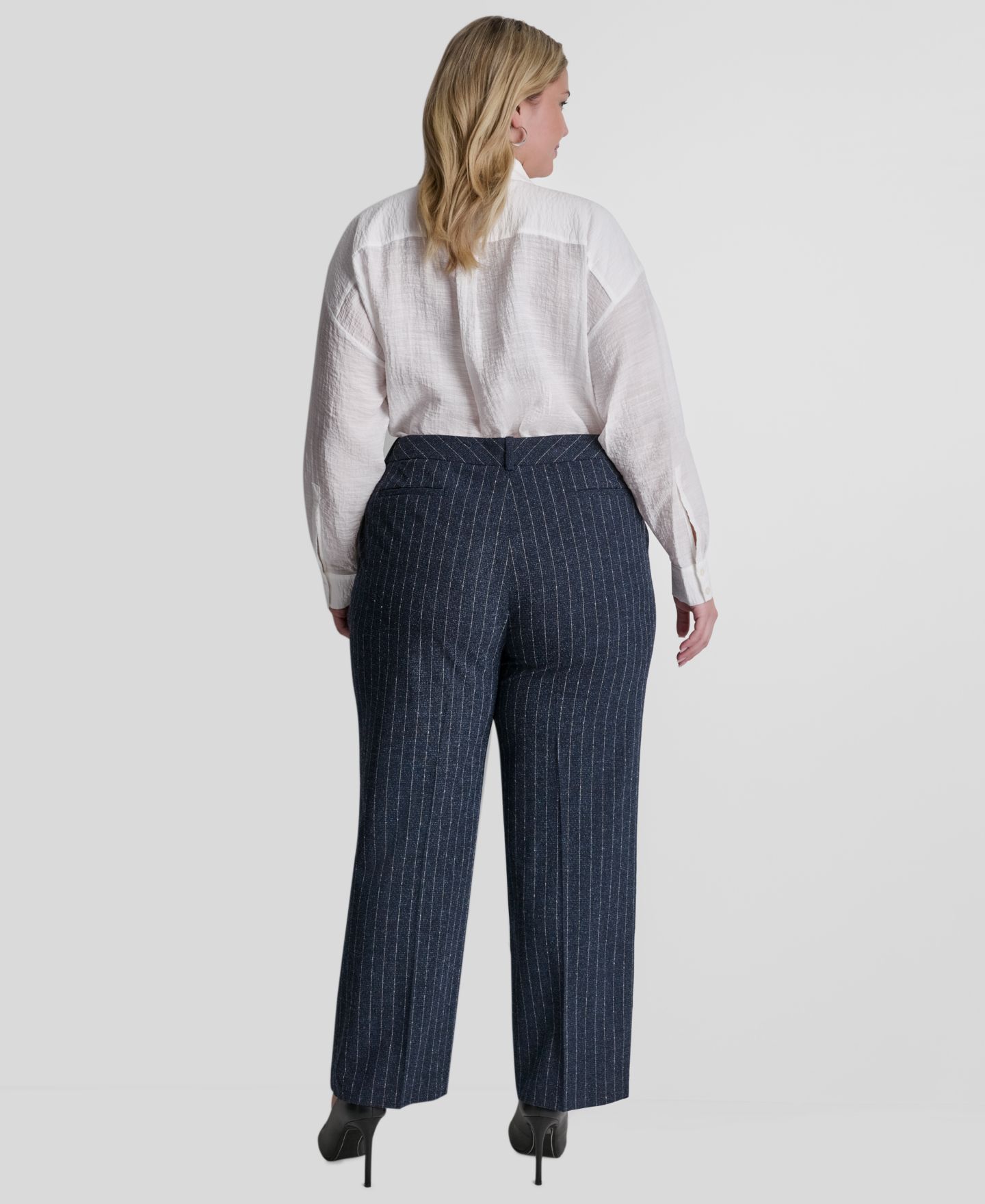 Женские брюки DKNY Plus Size Mid-Rise Pinstripe Pleated, цвет: Тёмно-синий / Комбинированный — фото 5