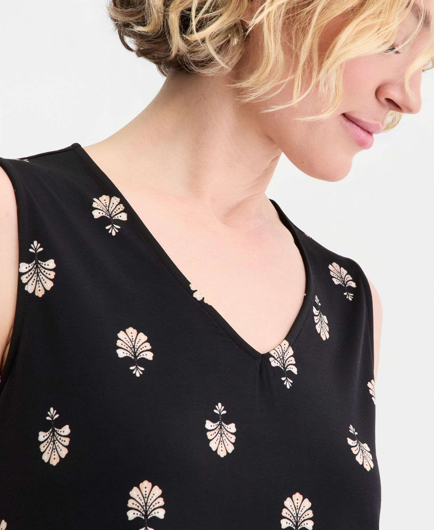 Women's Printed Sleeveless Vneck Knit Top