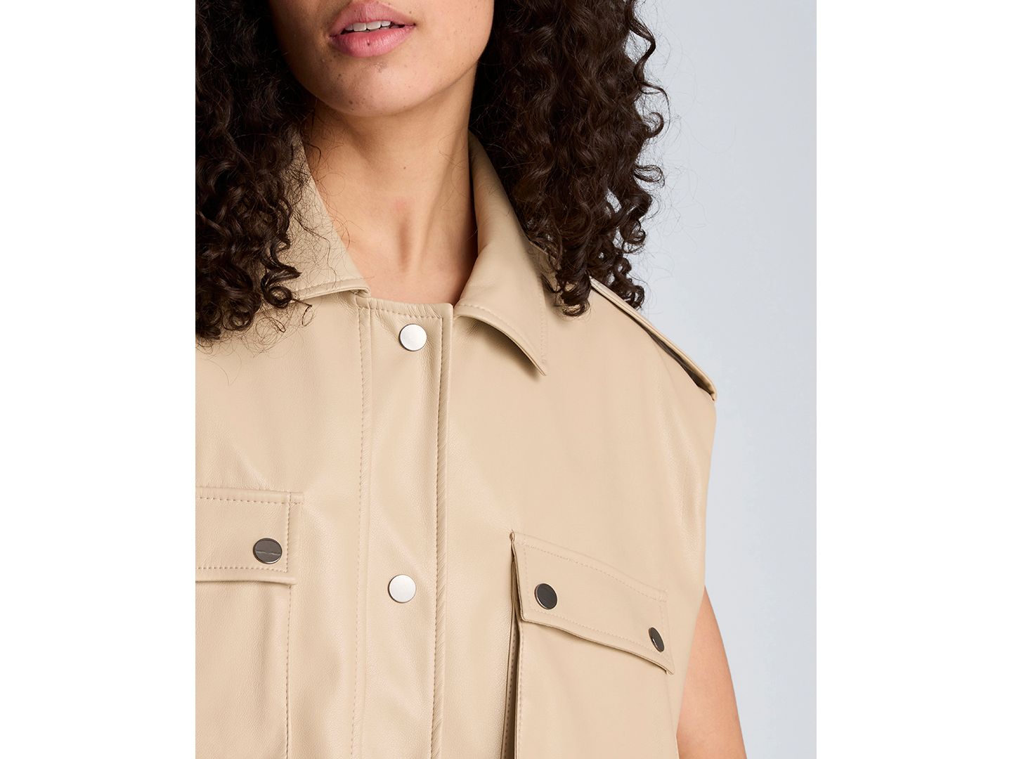 Женская куртка Kenneth Cole Collared Sleeveless Drawcord Snap-Front, цвет: Серо-коричневый — фото 7