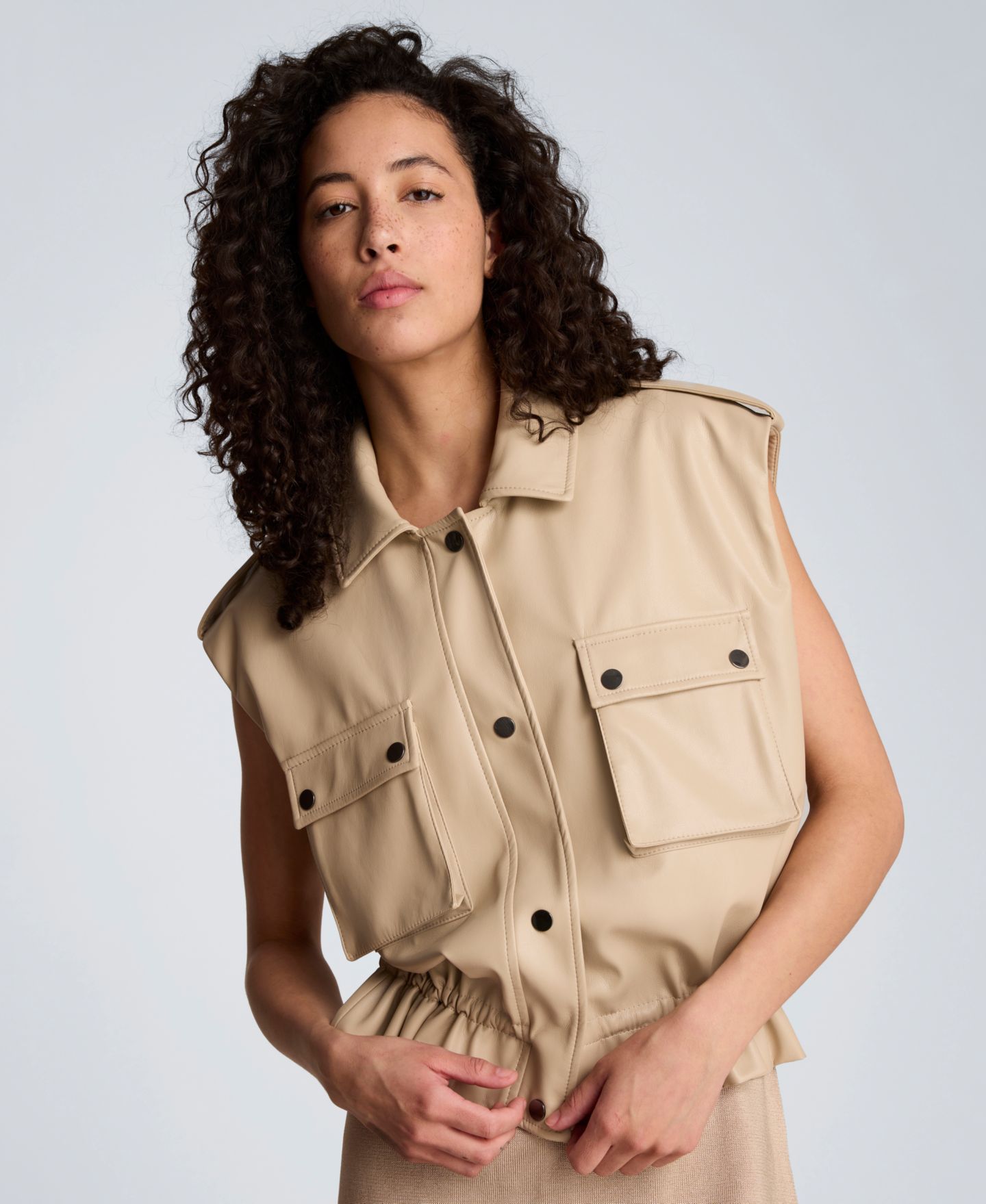 Женская куртка Kenneth Cole Collared Sleeveless Drawcord Snap-Front, цвет: Серо-коричневый — фото 8