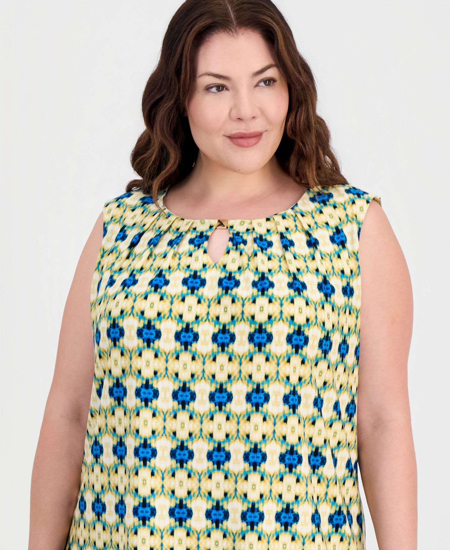 Женский топ Kasper Plus Size Printed Pleat-Neck Sleeveless Top, цвет: Разноцветный — фото 3