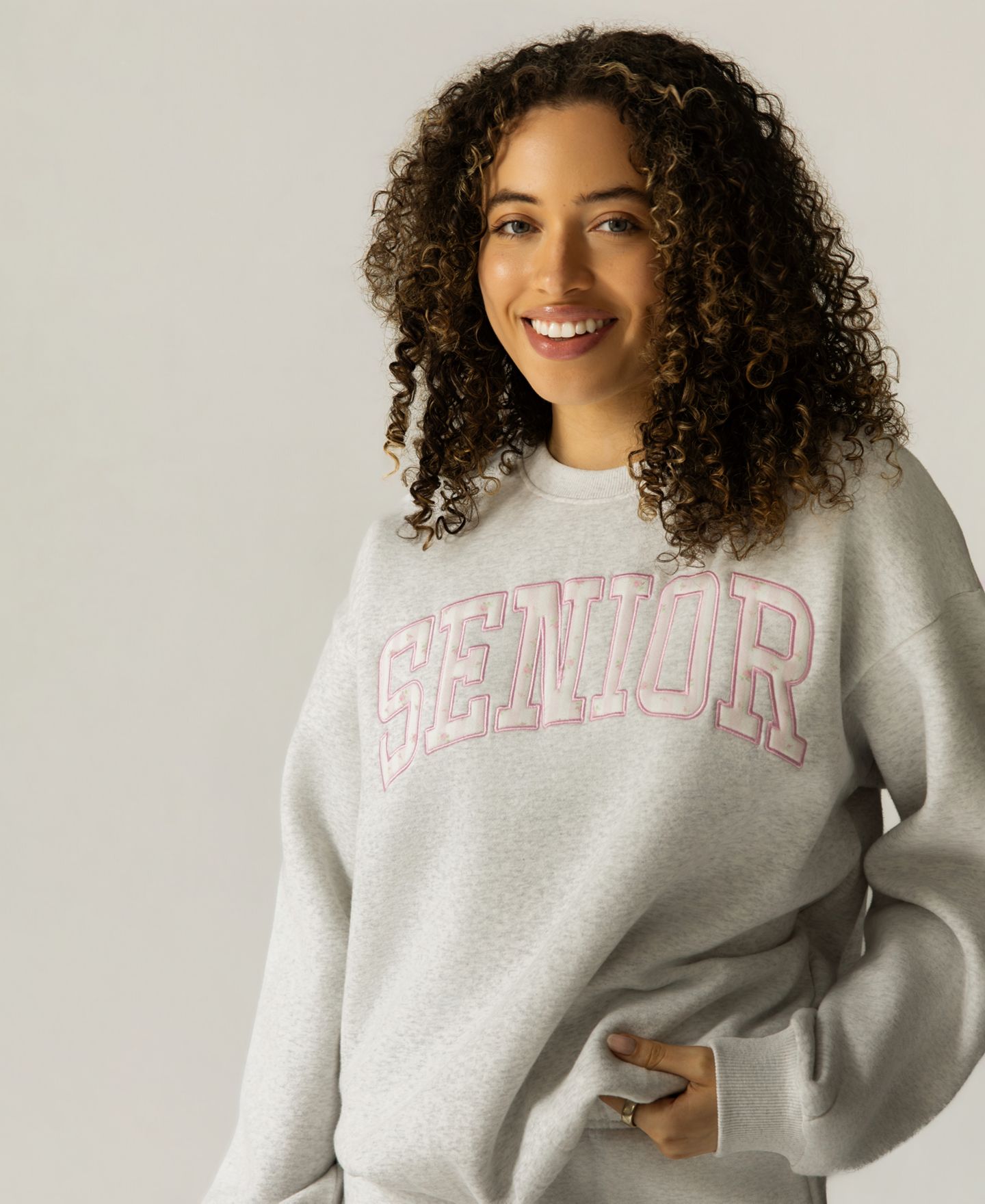 Женский свитшот The Happy Camp3r Juniors' Senior Embroidered Crewneck, цвет: Меланжевый серый — фото 2