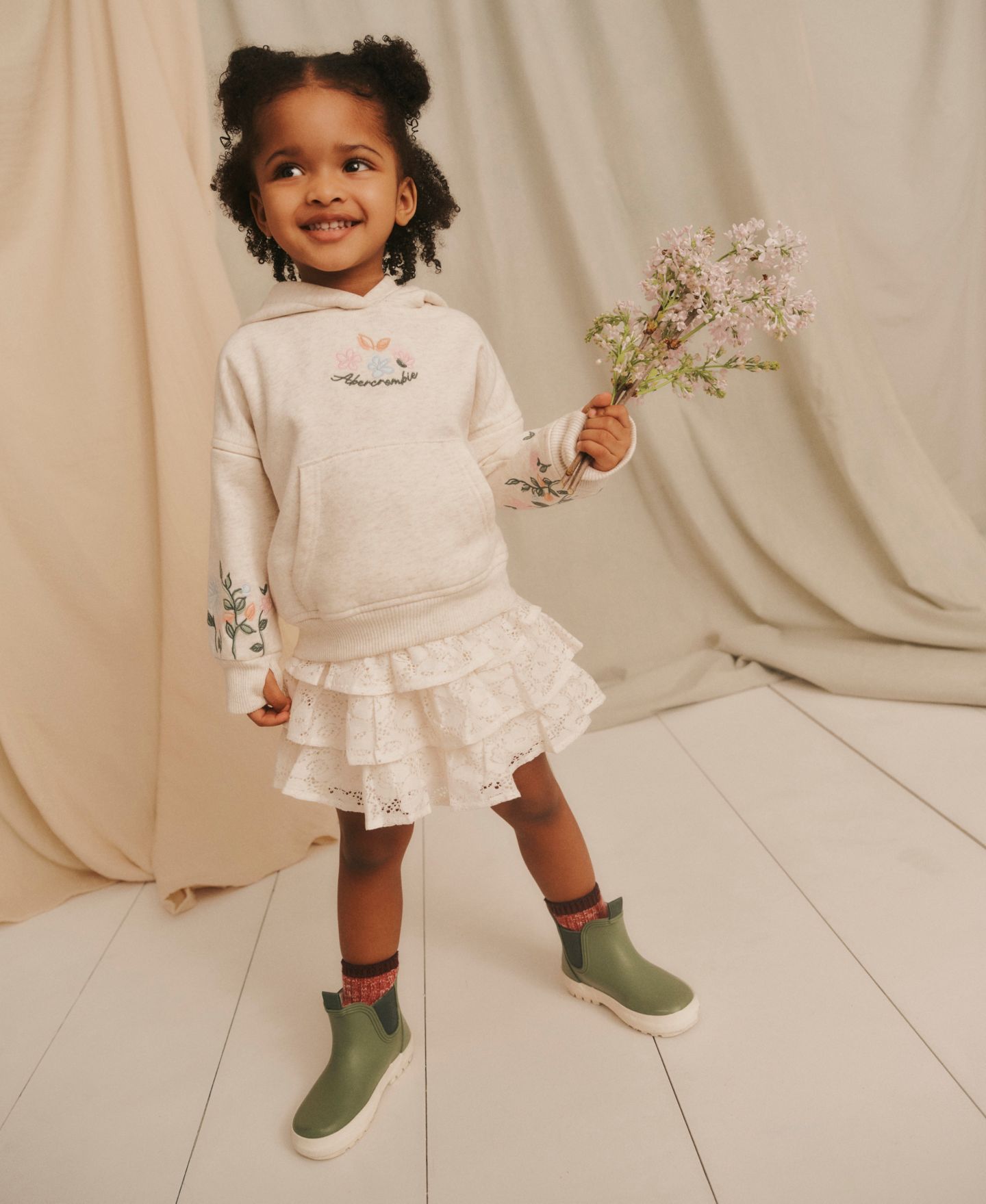 Худи abercrombie kids Essentials Embroidered Pullover для девочек-малышей, цвет: Бежевый — фото 5