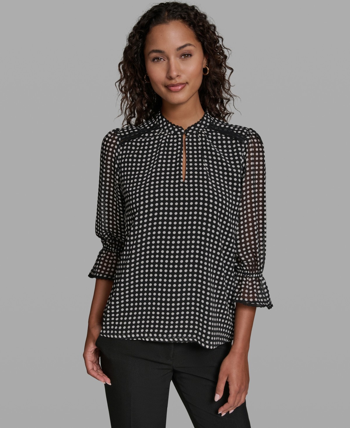 Женские блузки KARL LAGERFELD PARIS Women's Front Keyhole Polka Dot Woven Blouse — фото 1