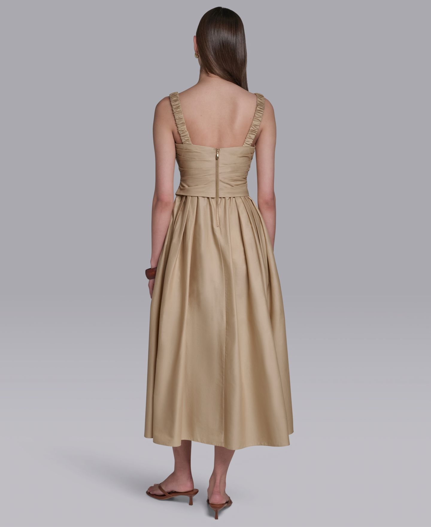 Женское платье Halston Boat Neck Sleeveless Pleated Midi, цвет: Бежевый хаки — фото 5