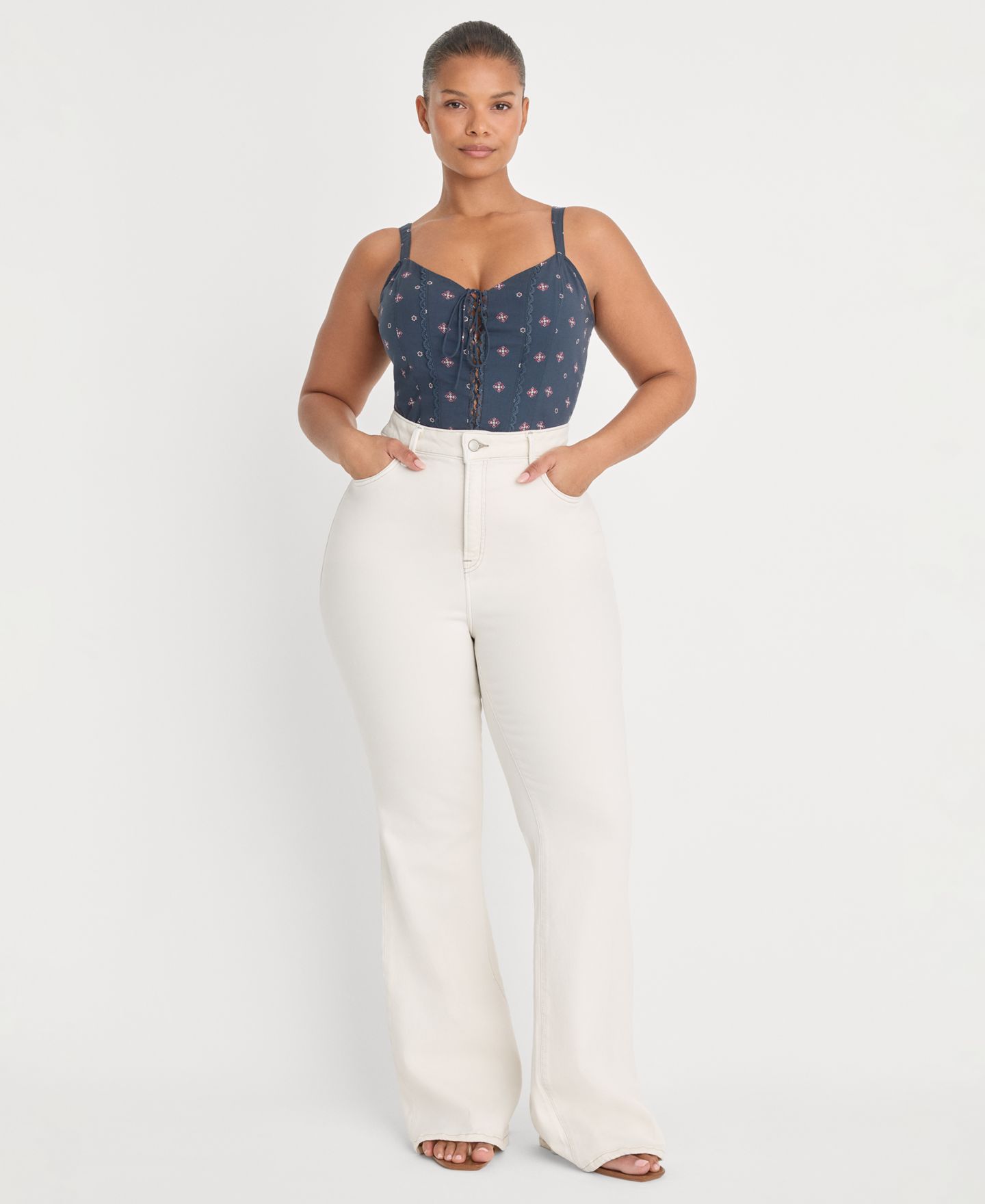 Женские джинсы Good American Dolly Joleans Mid-Rise Flared-Leg, цвет: Винтажный белый — фото 5