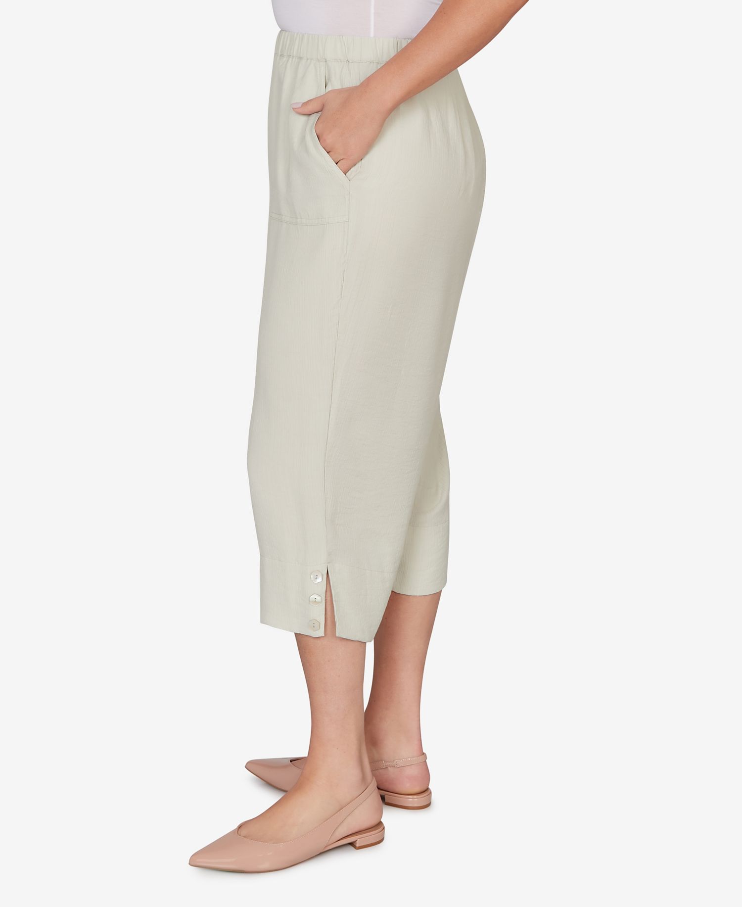 Plus Size Vintage Charm Front Pocket Capri Pants