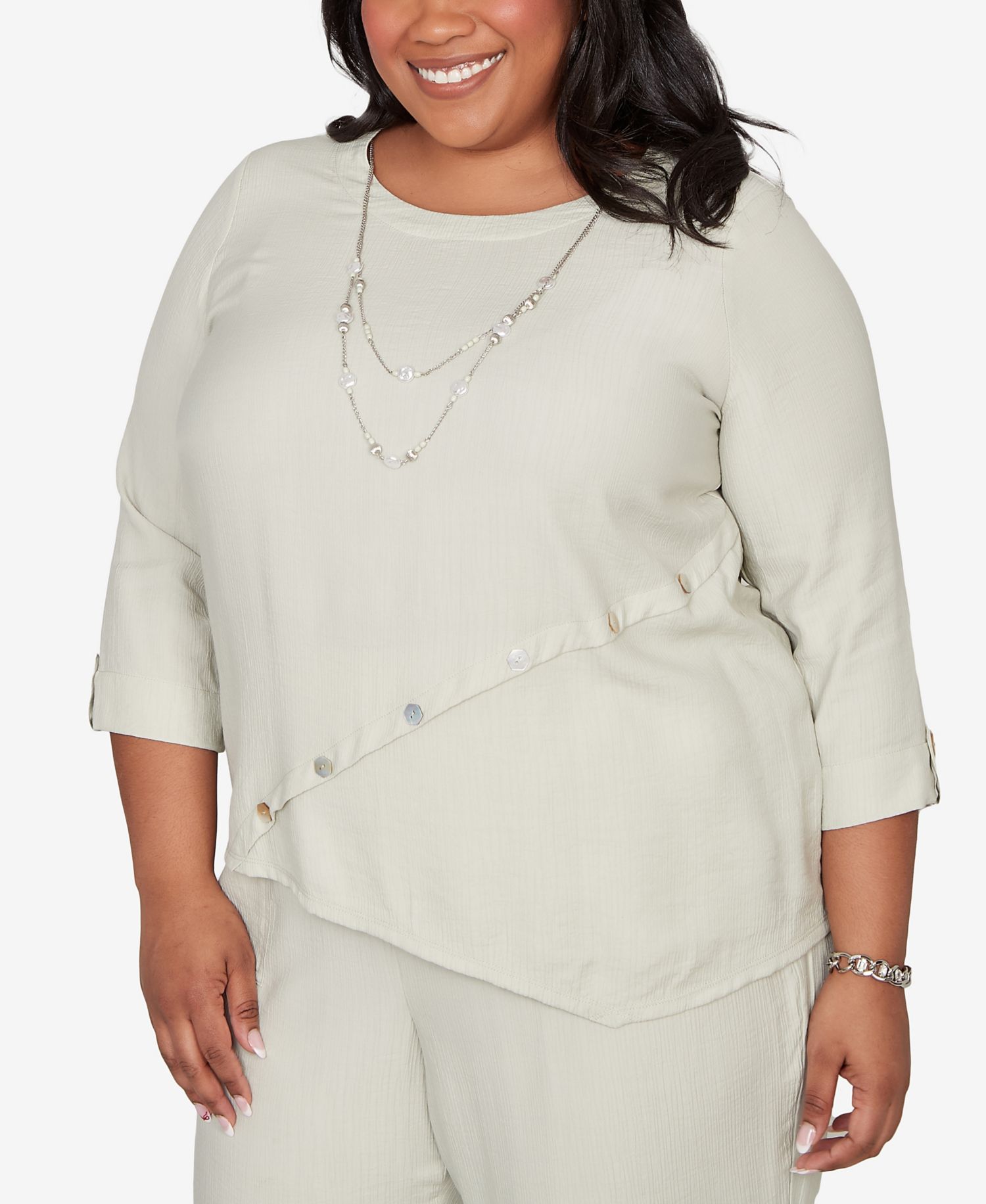 Plus Size Vintage Charm Diagonal Spliced Detailed Top with Necklace