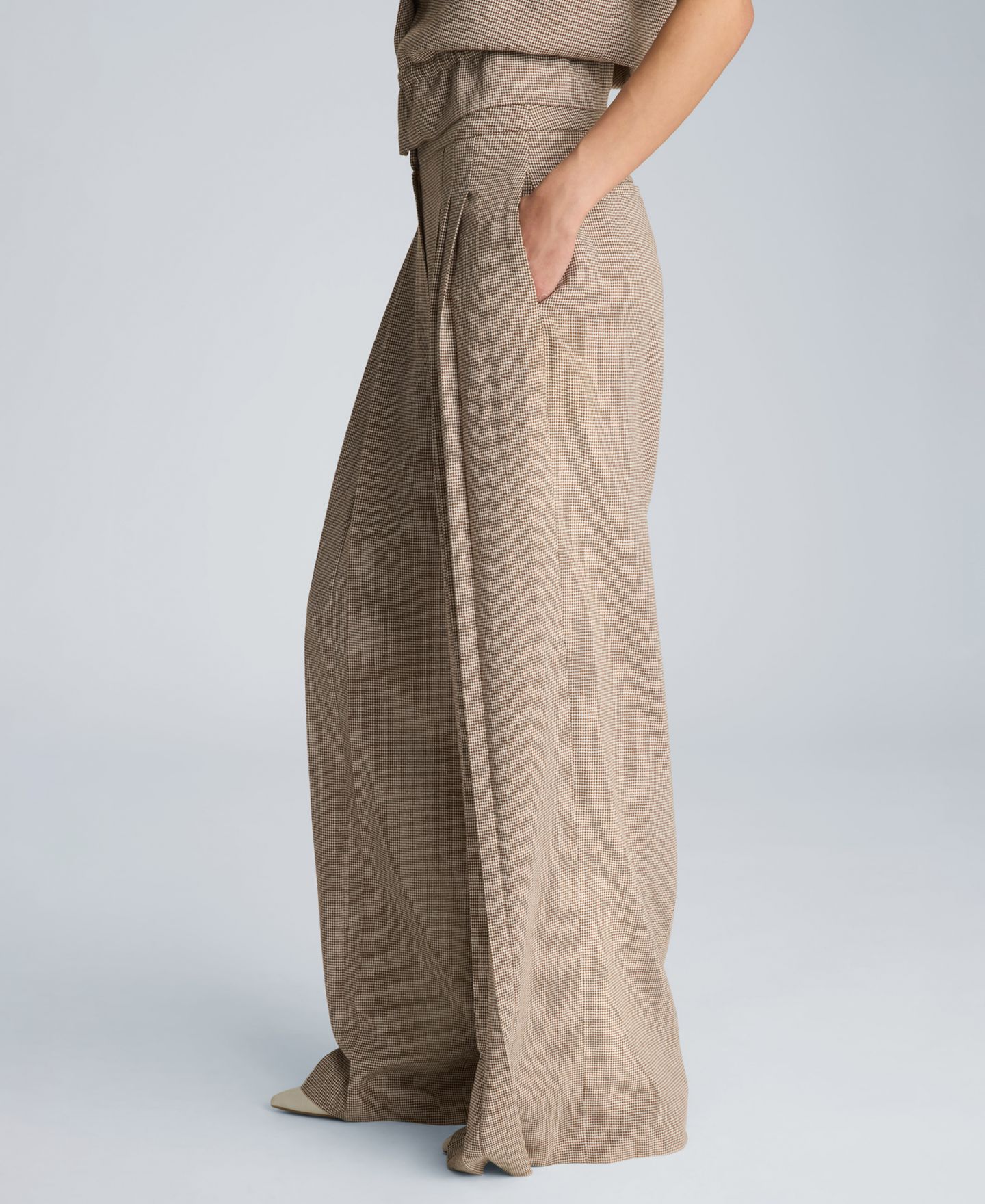 Женские брюки Kenneth Cole Fly Front High Rise Triple Pleated Linen Blend, цвет: Коричневый / Чистый белый — фото 17