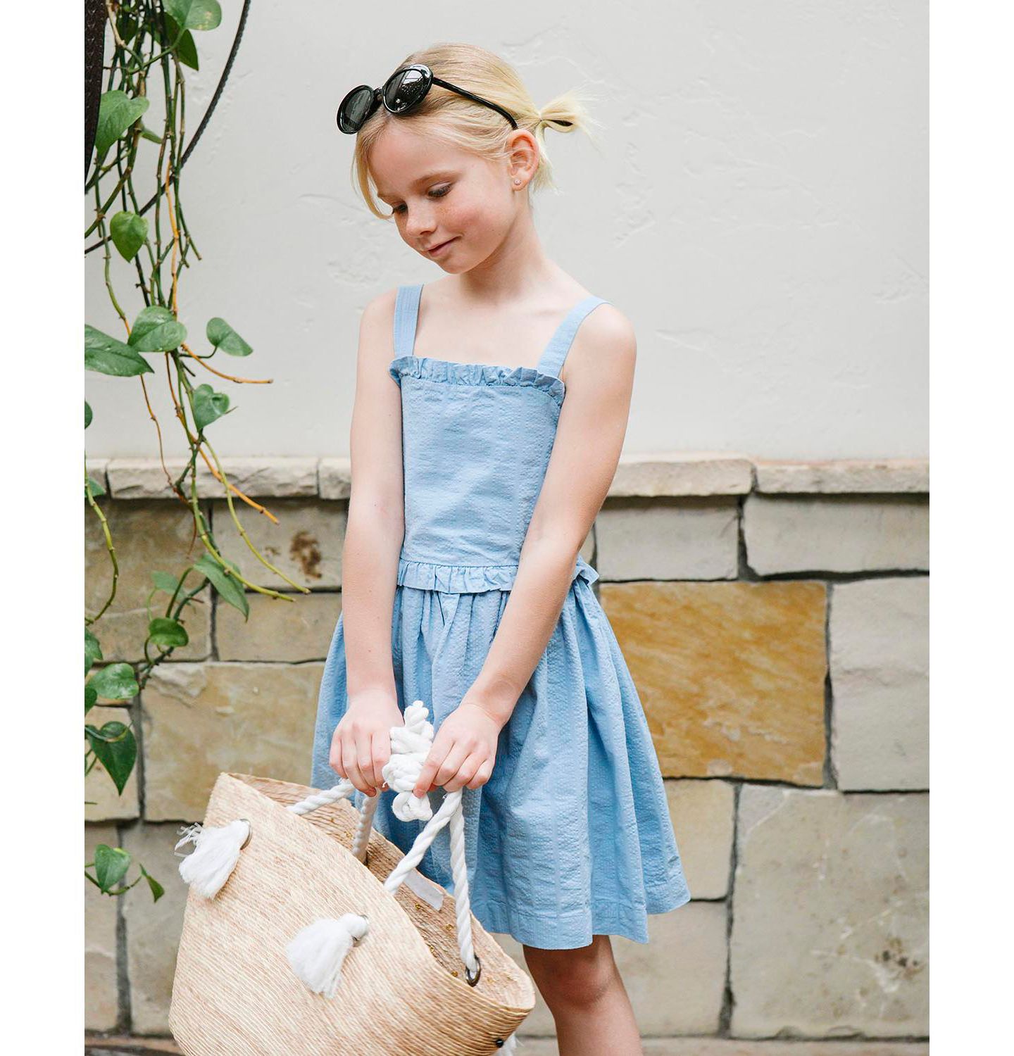 Платье Hope & Henry Organic Ruffle Edge Seersucker Apron Dress для девочек, цвет: Bluebell — фото 4
