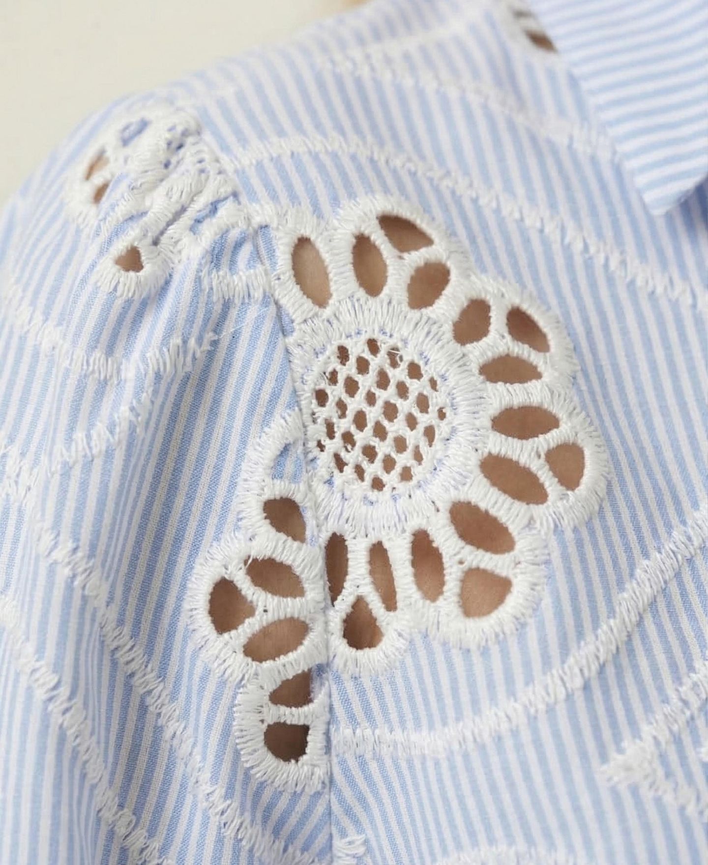 Женская рубашка Modenaire Striped Eyelet Collared Button-Down — фото 5