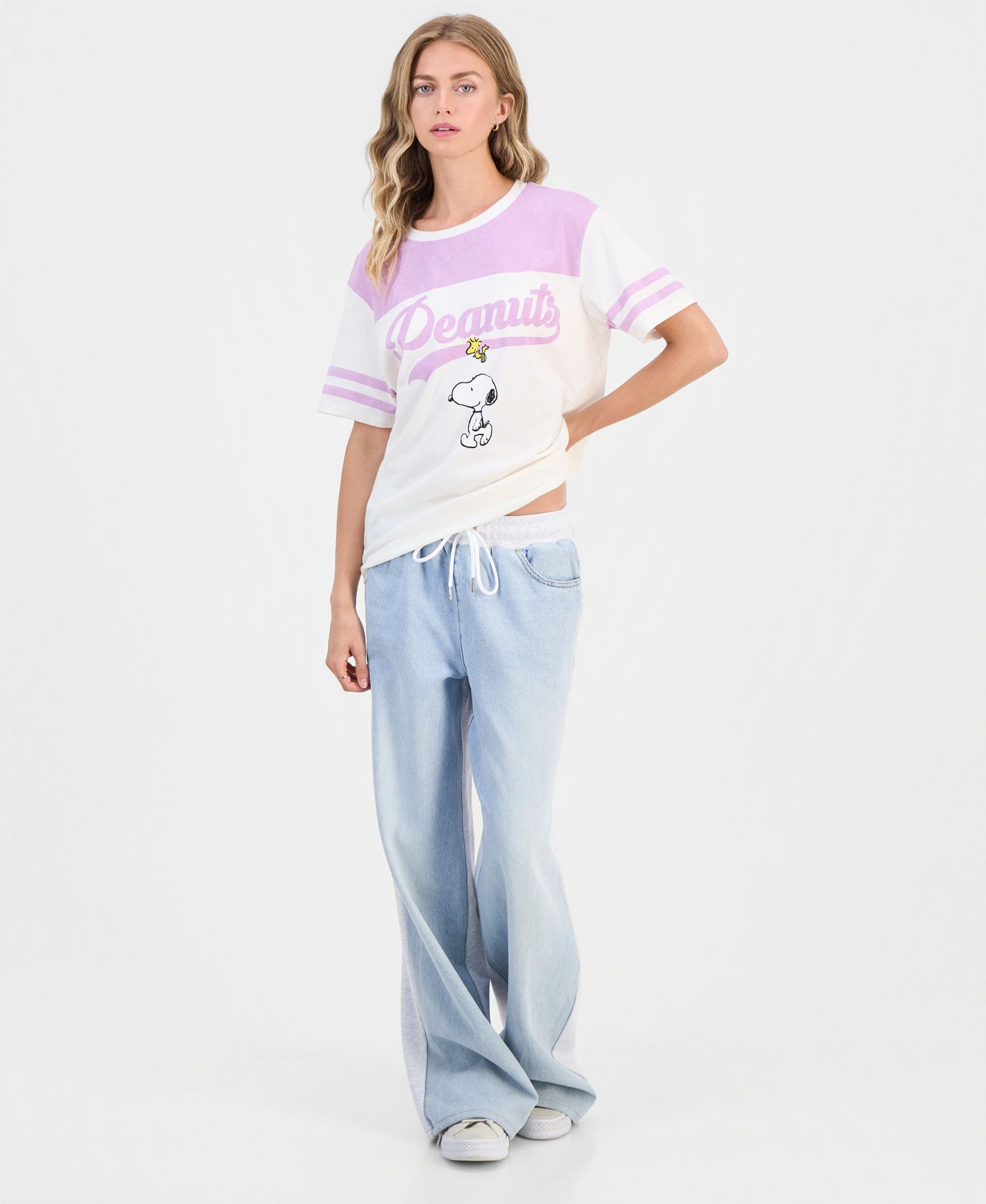 Juniors' Peanuts Snoopy Graphic T-Shirt
