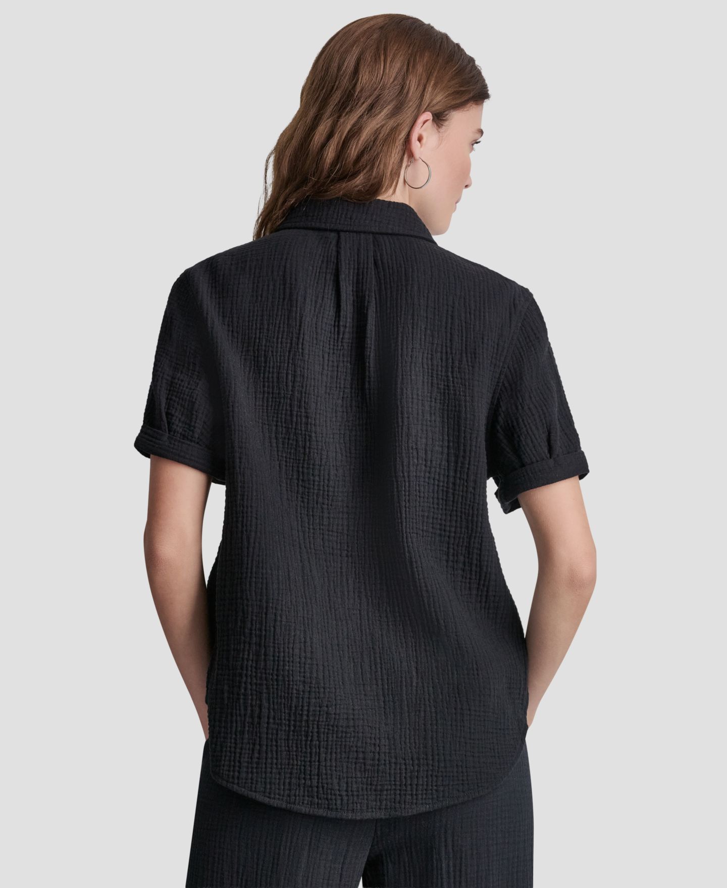 Женская рубашка DKNY Jeans Petite Cuffed Short-Sleeve Shirt, цвет: Чёрный — фото 4