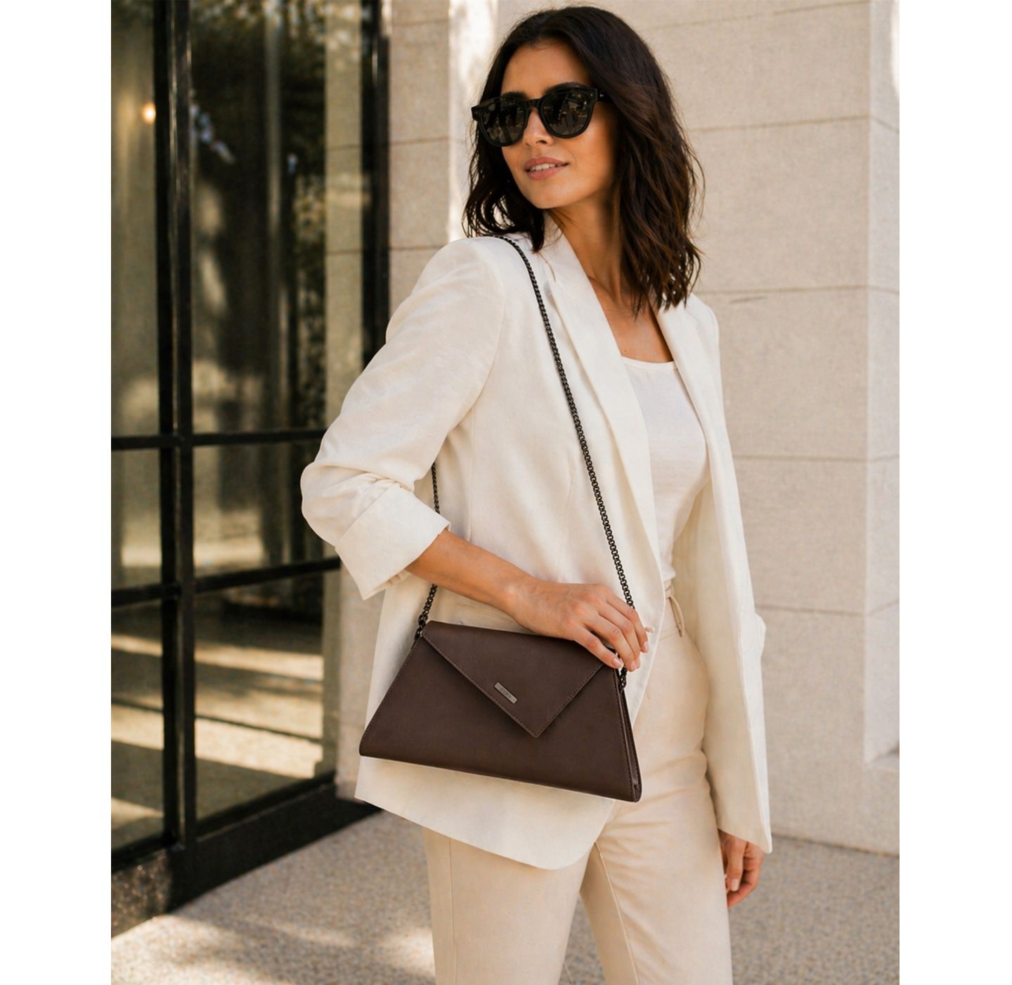 Женский клатч SUSU Saffiano Leather Envelope Clutch Purse Crossbody Shoulder Evening Bag Elegant Handbag with Chain Strap, цвет: Шоколадный коричневый / Тёмно-коричневый — фото 6