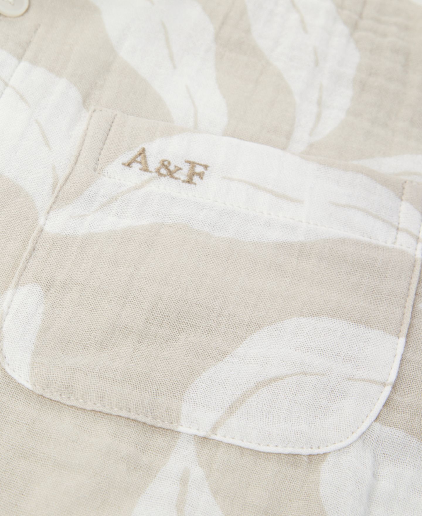 Рубашка abercrombie kids Gauze Camp Short-Sleeve для мальчиков, цвет: Серо-бежевый — фото 3